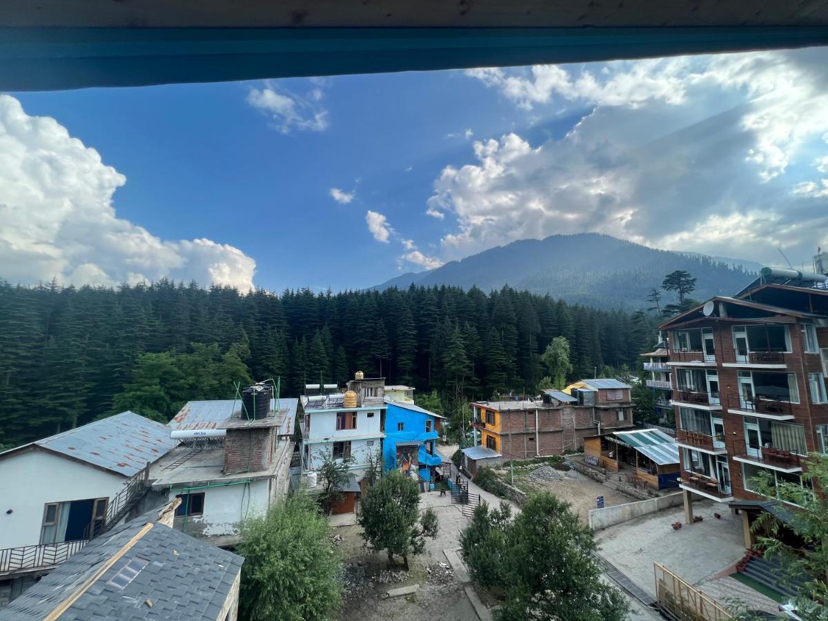 Old With Balcony & Mountain View, Near Club House Hotel