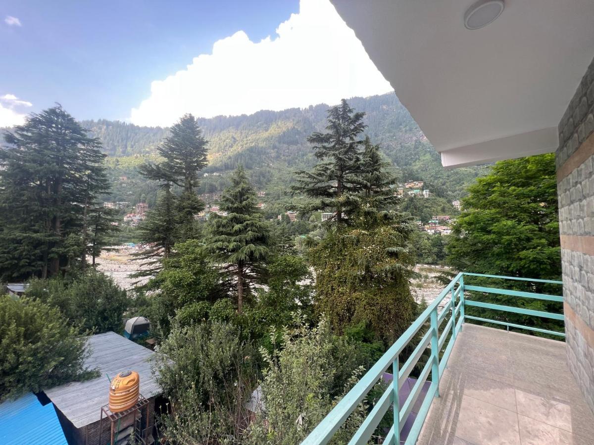Hotel Old With Balcony & Mountain View, Near Club House Manali (Himachal Pradesh)