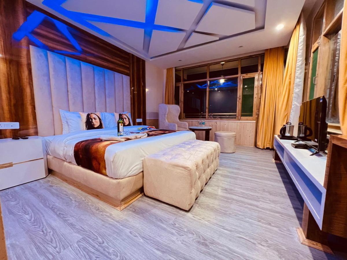 Resort Hill River - Heated & Air Cooled, Near Mall Road - Parking, Lawn, Playing Zone & Much - Couple Friendly 4*