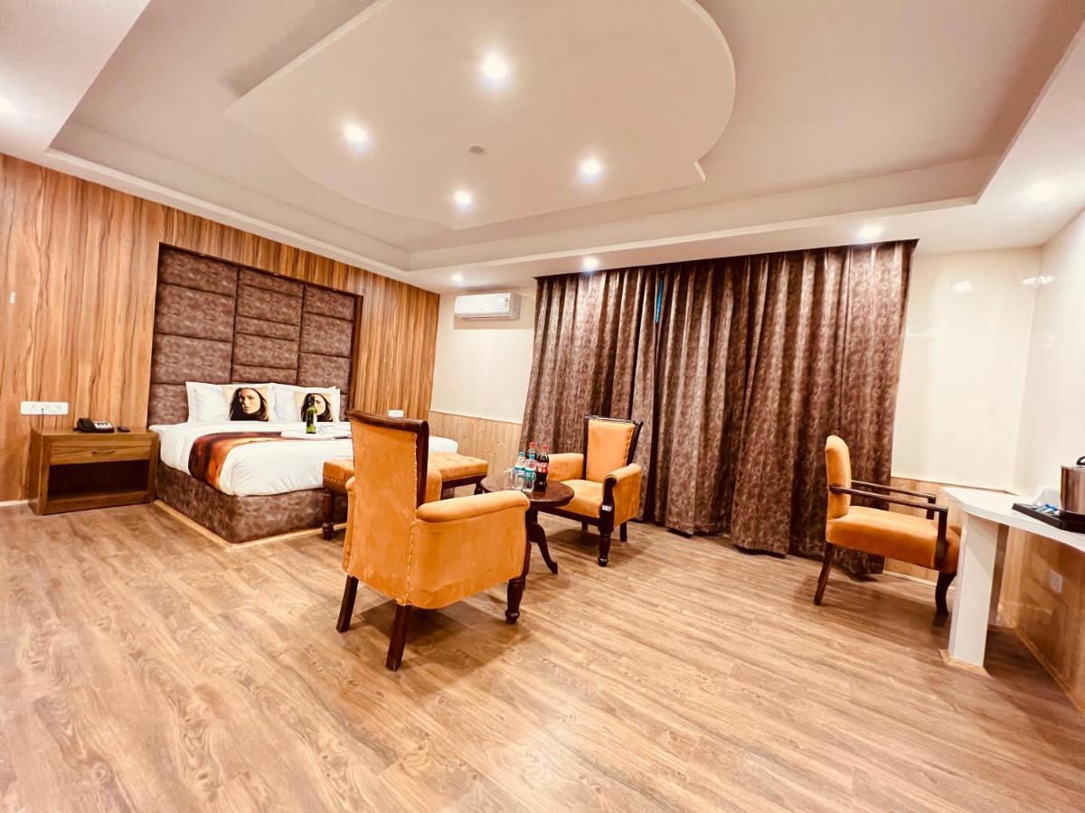 Resort Hill River - Heated & Air Cooled, Near Mall Road - Parking, Lawn, Playing Zone & Much - Couple Friendly 4*
