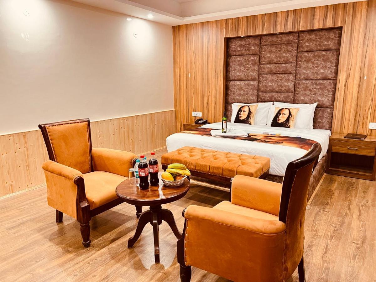 Hill River - Heated & Air Cooled, Near Mall Road - Parking, Lawn, Playing Zone & Much - Couple Friendly Manali (Himachal Pradesh)