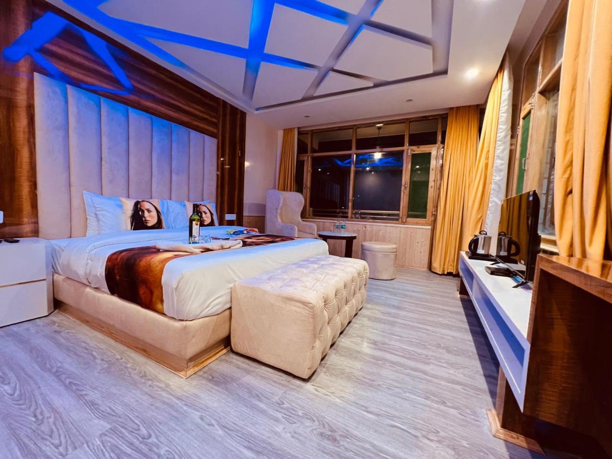 Hill River - Heated & Air Cooled, Near Mall Road - Parking, Lawn, Playing Zone & Much - Couple Friendly 4*