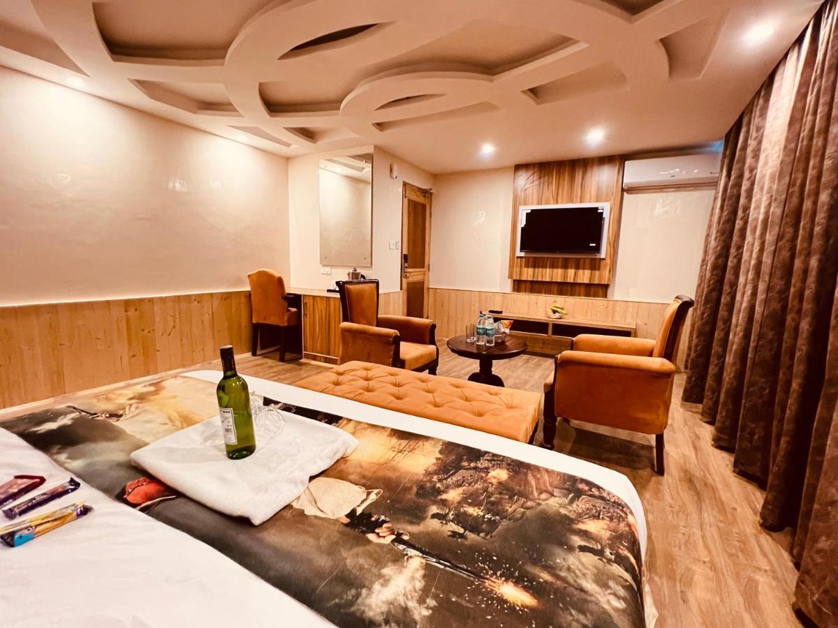Hill River - Heated & Air Cooled, Near Mall Road - Parking, Lawn, Playing Zone & Much - Couple Friendly Resort 4*