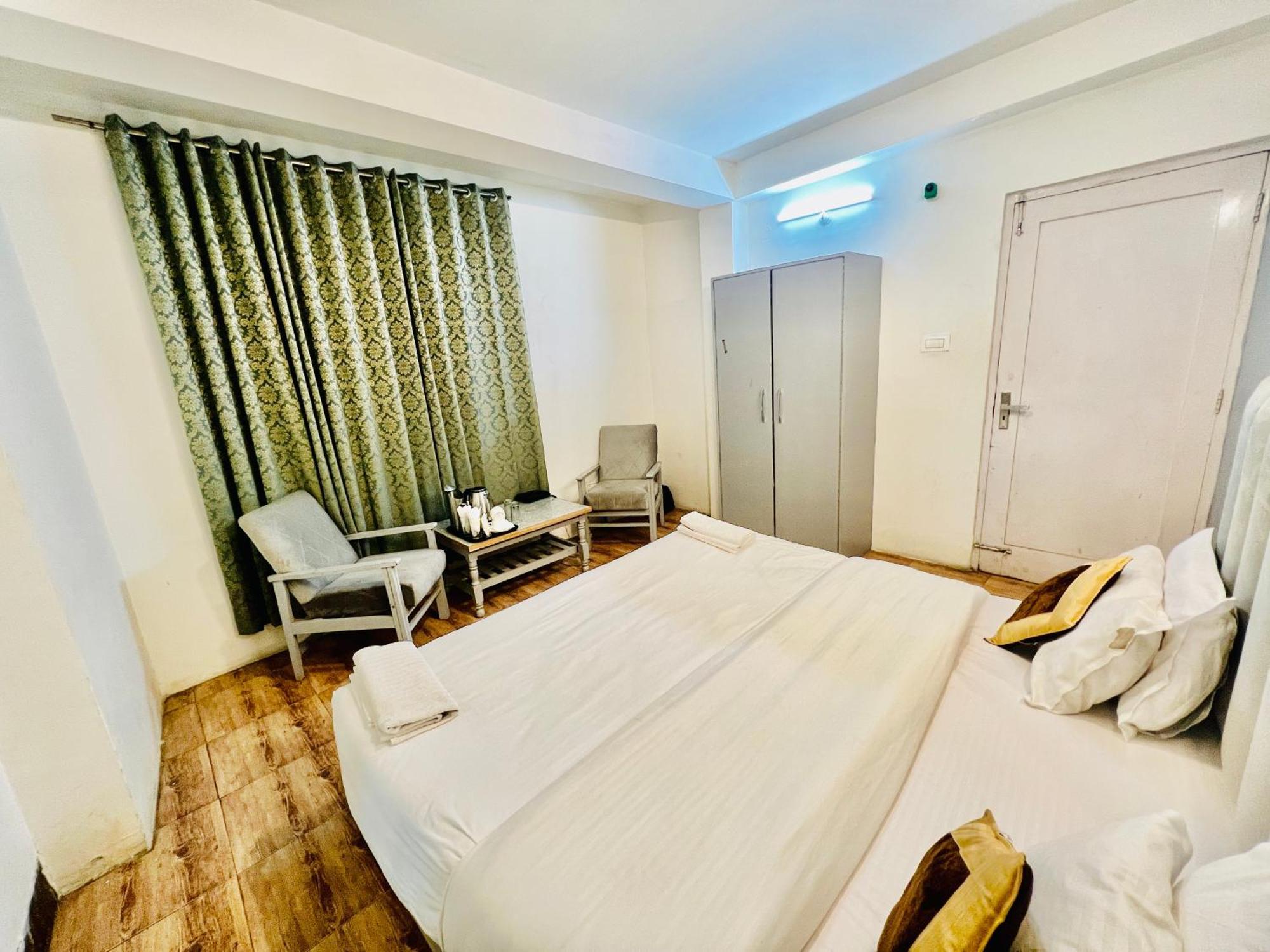 Hotel Link -#near Volvo Bus Stand #mountain View #river View #open Terrace Manali (Himachal Pradesh)
