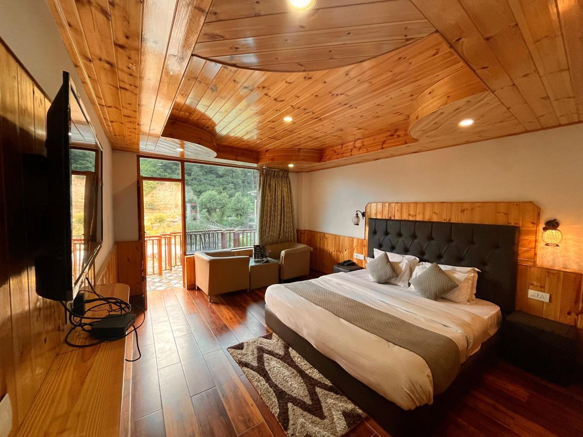 Himalayan Riverside Resort, 4*