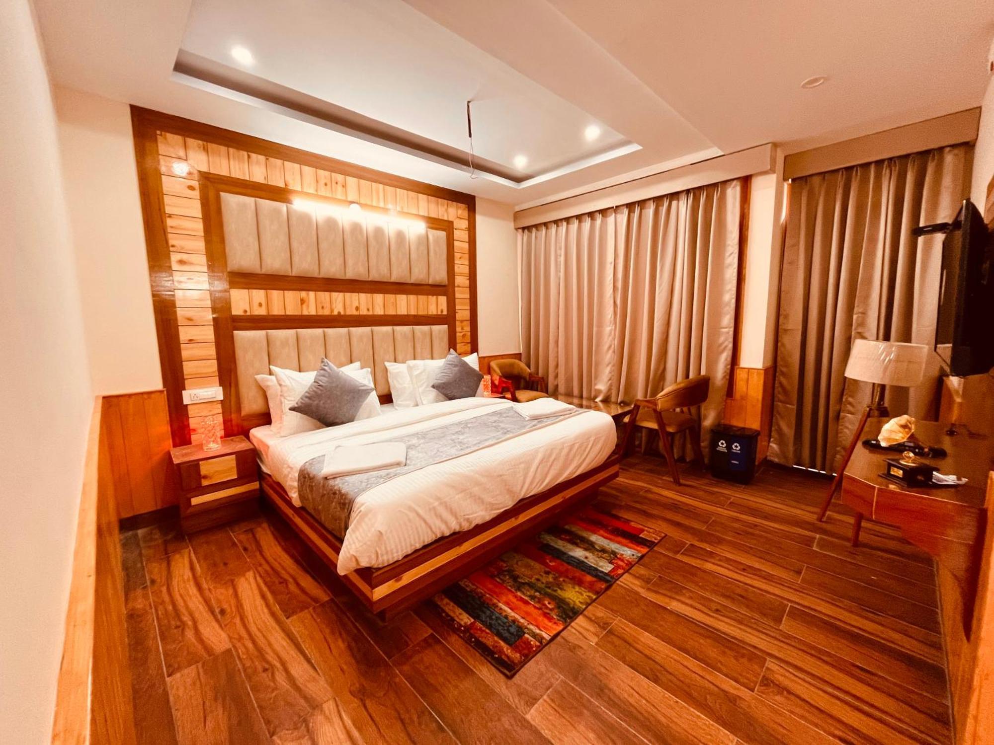 Hotel Lee Green, On Mall Road 3*