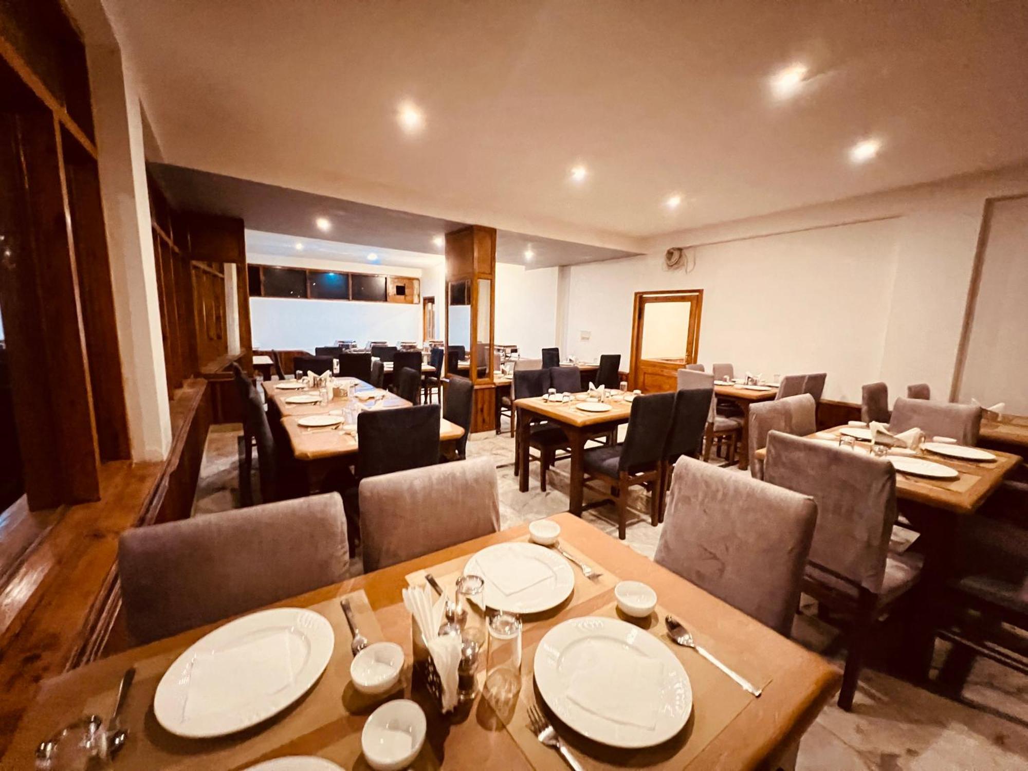 Resort Hill River - Heated & Air Cooled, Near Mall Road - Parking, Lawn, Playing Zone & Much - Couple Friendly Manali (Himachal Pradesh)