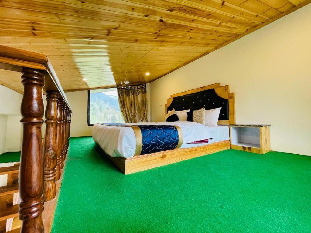 Royal Hills 3*