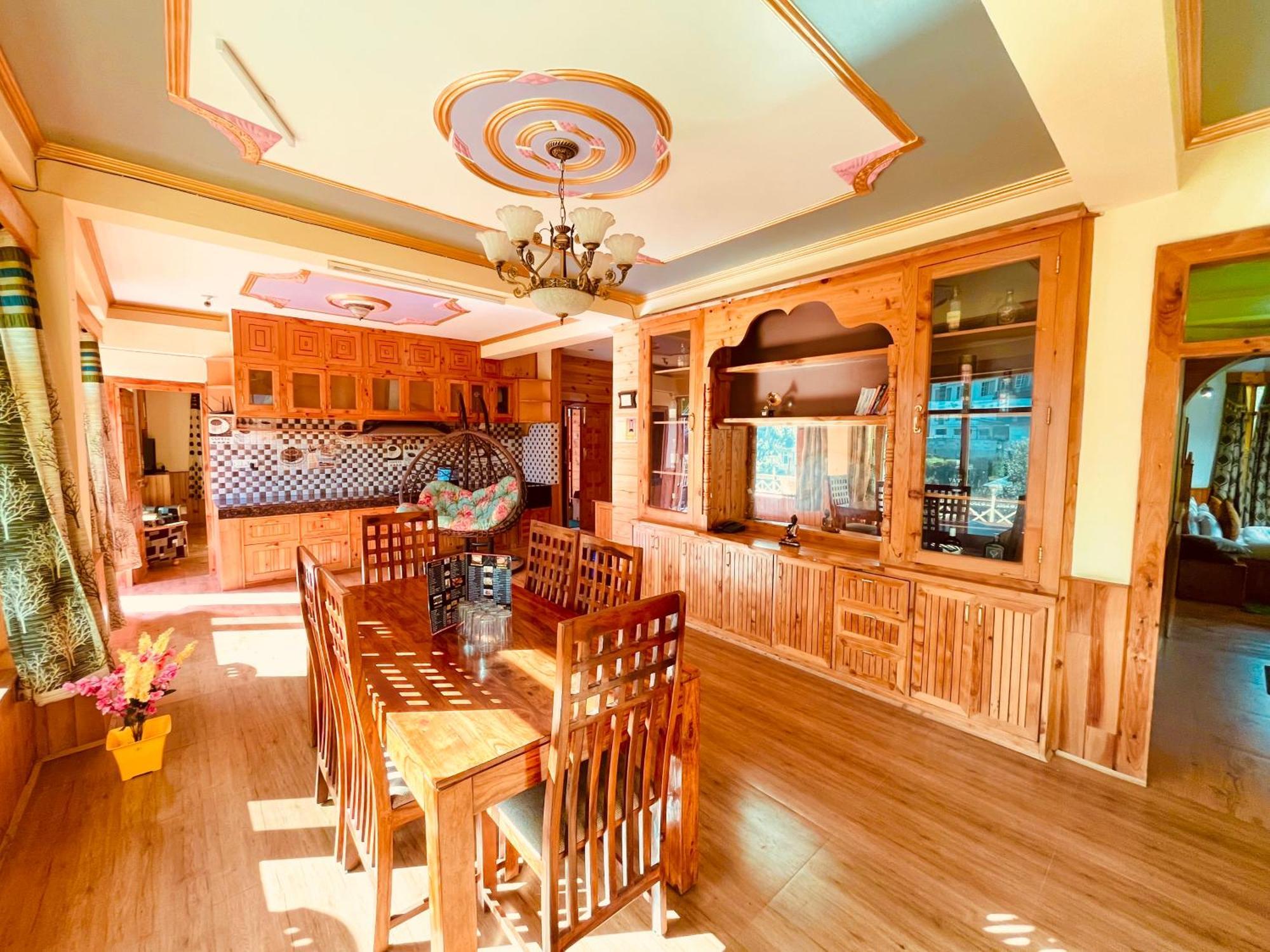 Hotel 3 Bedroom Luxury With Scenic Mountain View 4*