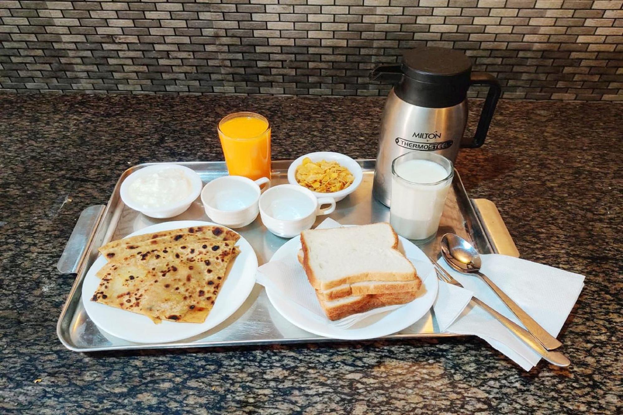 Bed & Breakfast Goroomgo New Ambika Mall Road Near Durga Temple -mahadev Temple-hidimba Temple - Prime-location-and-spacious-room With Luxury And Parking Facilities
