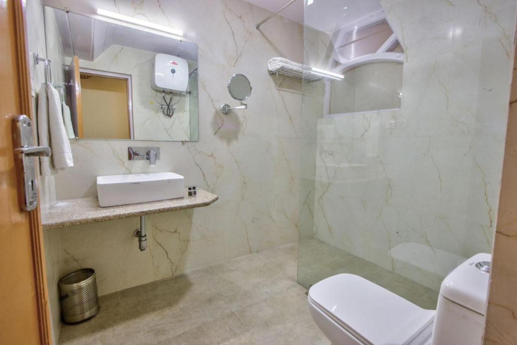Goroomgo New Ambika Mall Road Near Durga Temple -mahadev Temple-hidimba Temple - Prime-location-and-spacious-room With Luxury And Parking Facilities 4* Manali (Himachal Pradesh)