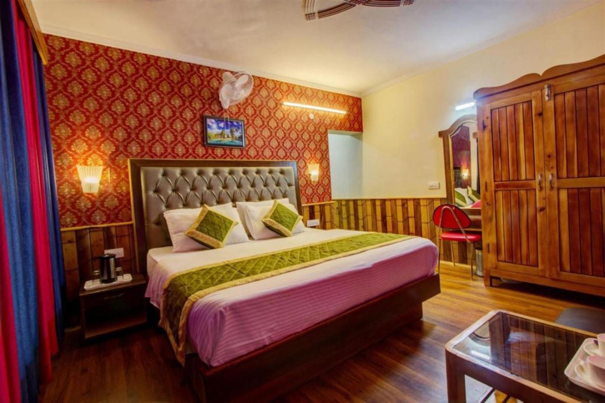 Goroomgo New Ambika Mall Road Near Durga Temple -mahadev Temple-hidimba Temple - Prime-location-and-spacious-room With Luxury And Parking Facilities
