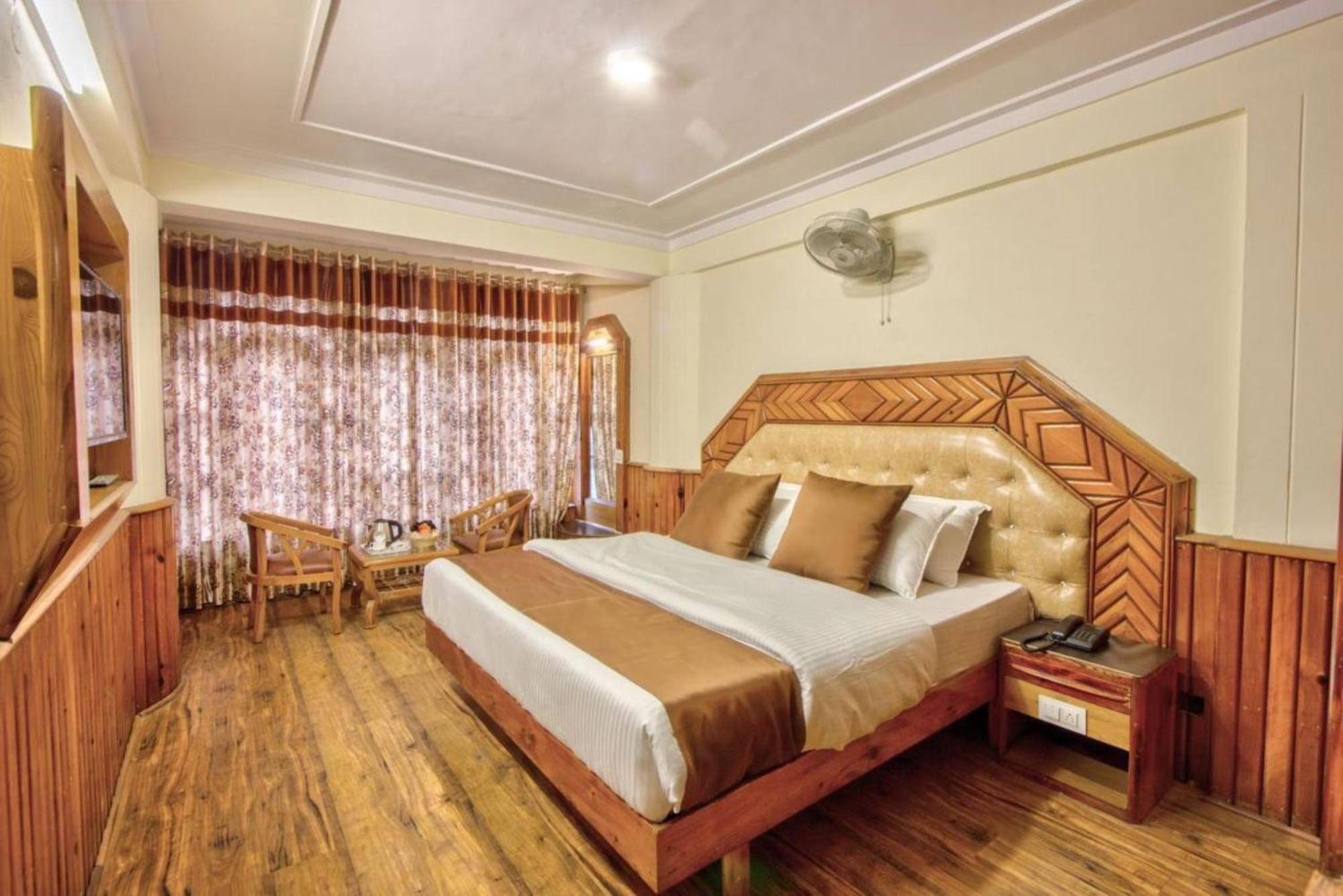 Goroomgo New Ambika Mall Road Near Durga Temple -mahadev Temple-hidimba Temple - Prime-location-and-spacious-room With Luxury And Parking Facilities Bed & Breakfast