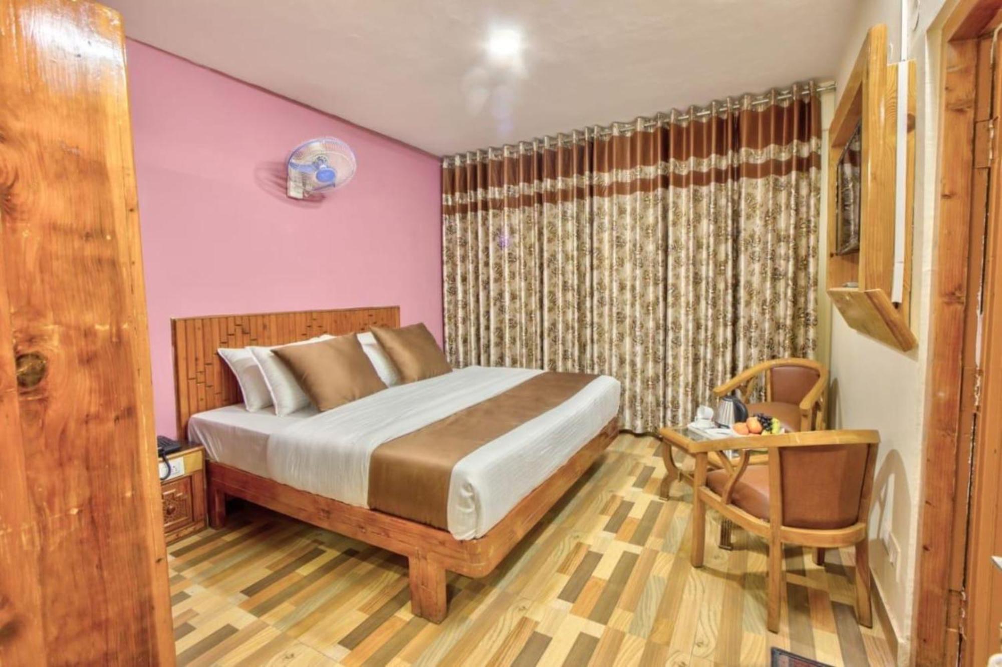 Goroomgo New Ambika Mall Road Near Durga Temple -mahadev Temple-hidimba Temple - Prime-location-and-spacious-room With Luxury And Parking Facilities 4*