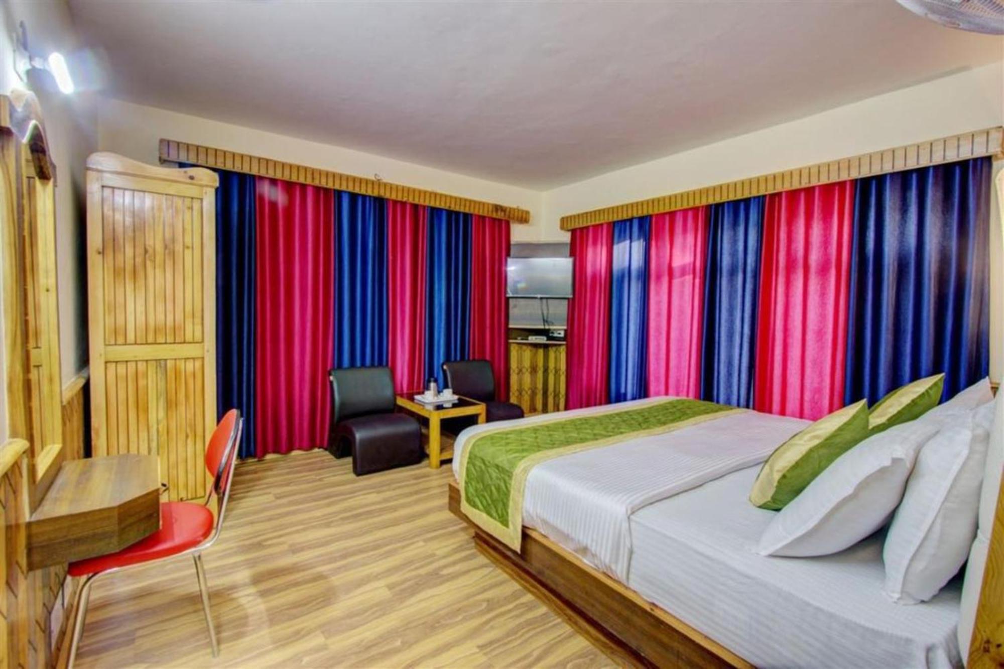 Bed & Breakfast Goroomgo New Ambika Mall Road Near Durga Temple -mahadev Temple-hidimba Temple - Prime-location-and-spacious-room With Luxury And Parking Facilities 4*