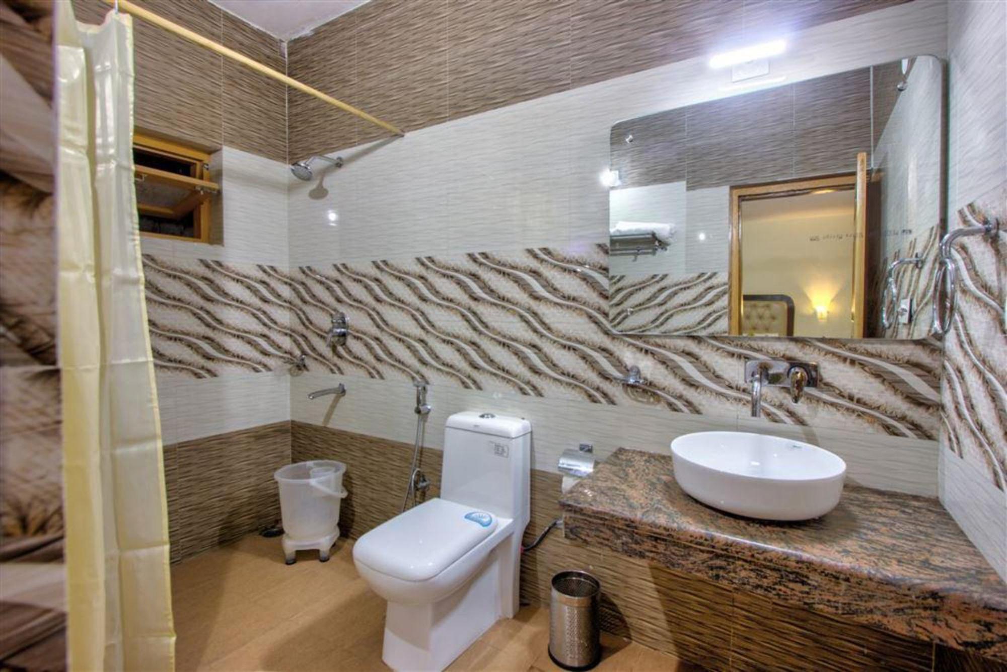 Goroomgo New Ambika Mall Road Near Durga Temple -mahadev Temple-hidimba Temple - Prime-location-and-spacious-room With Luxury And Parking Facilities 4*