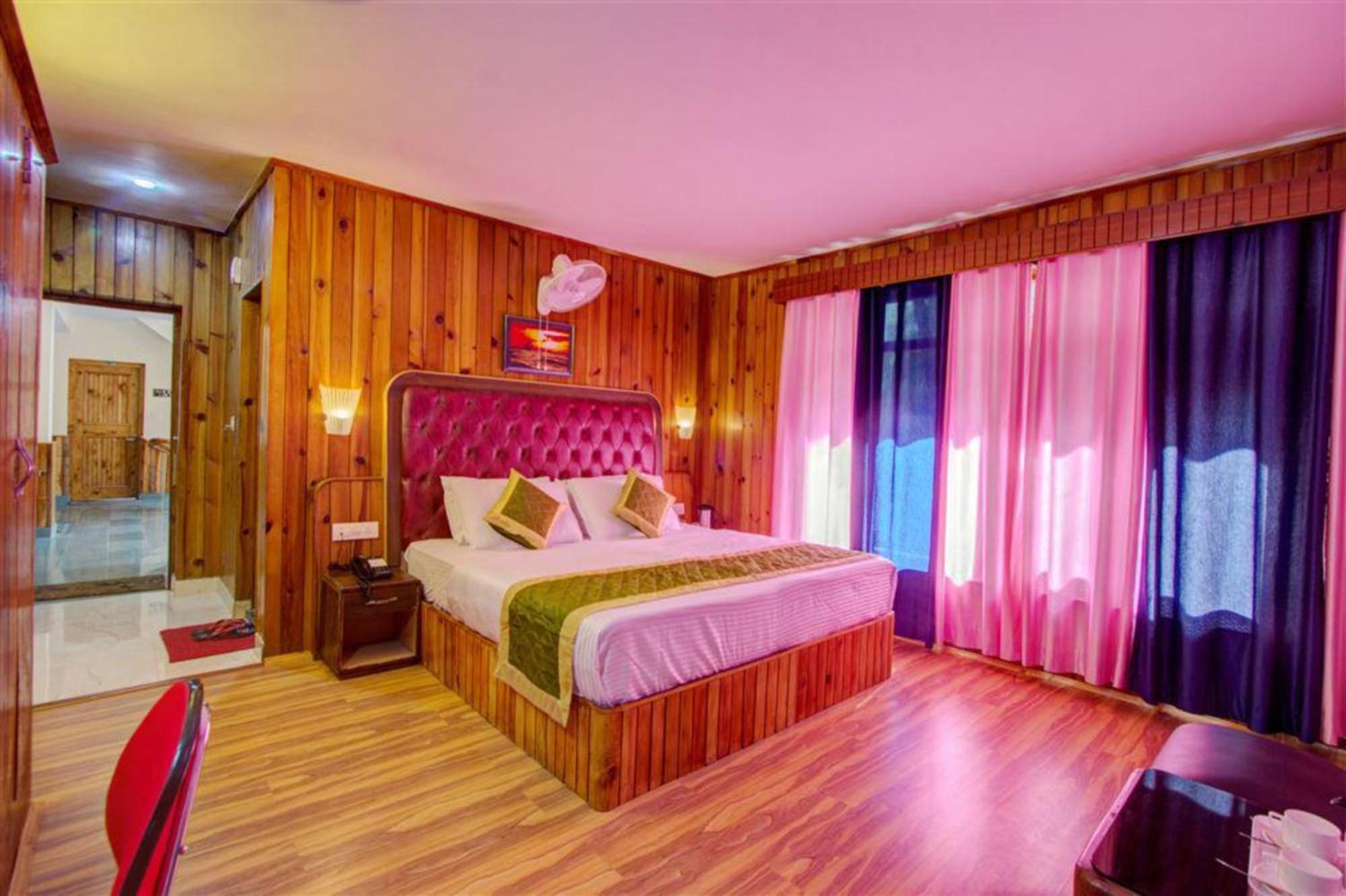 Bed & Breakfast Goroomgo New Ambika Mall Road Near Durga Temple -mahadev Temple-hidimba Temple - Prime-location-and-spacious-room With Luxury And Parking Facilities
