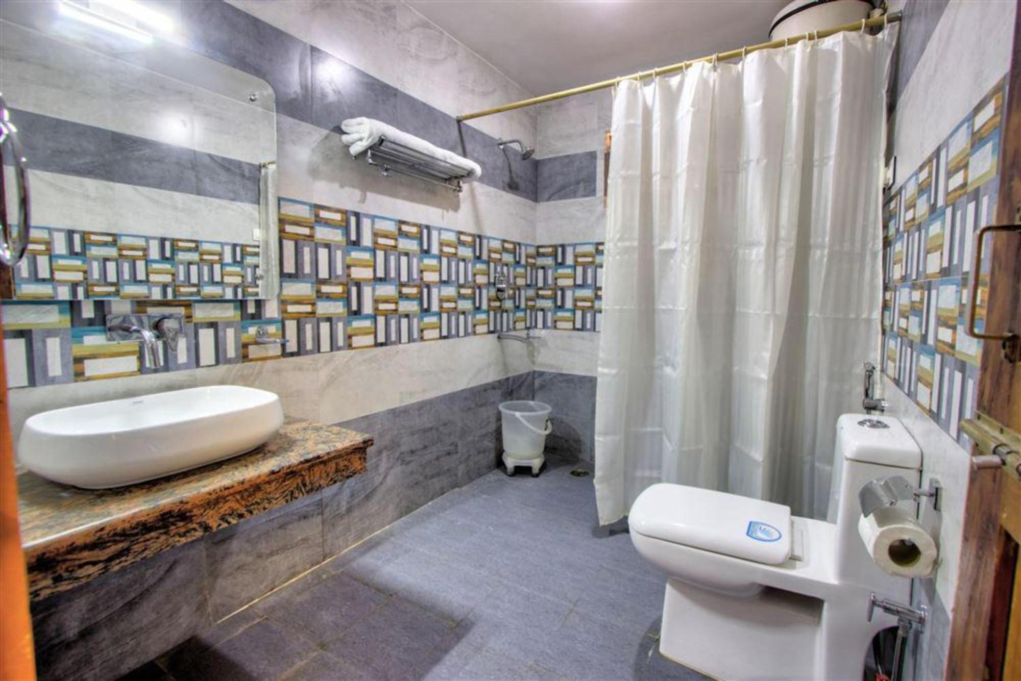 Goroomgo New Ambika Mall Road Near Durga Temple -mahadev Temple-hidimba Temple - Prime-location-and-spacious-room With Luxury And Parking Facilities Bed & Breakfast Manali (Himachal Pradesh)