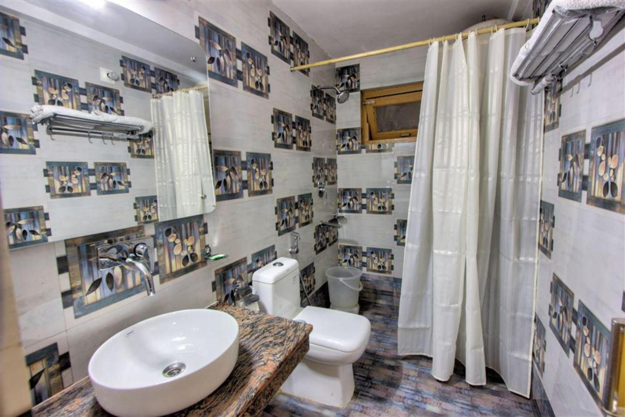 Goroomgo New Ambika Mall Road Near Durga Temple -mahadev Temple-hidimba Temple - Prime-location-and-spacious-room With Luxury And Parking Facilities 4*