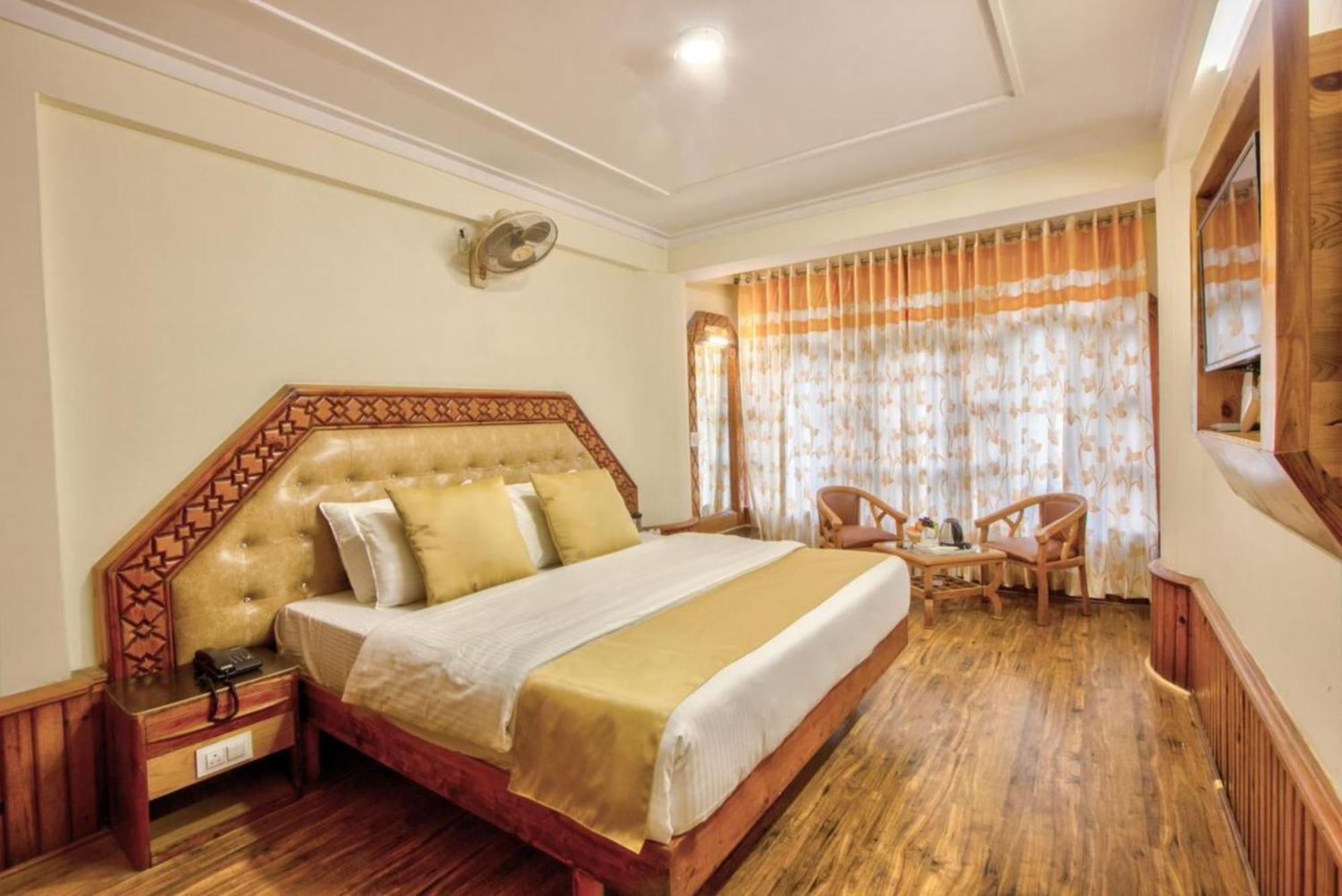 Bed & Breakfast Goroomgo New Ambika Mall Road Near Durga Temple -mahadev Temple-hidimba Temple - Prime-location-and-spacious-room With Luxury And Parking Facilities 4*
