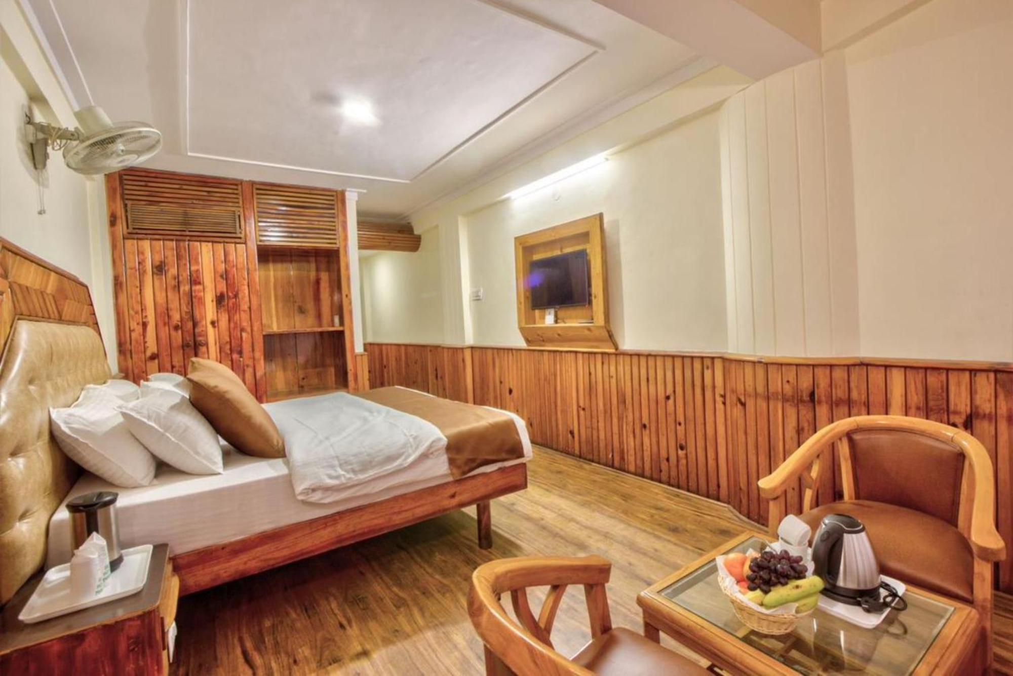Goroomgo New Ambika Mall Road Near Durga Temple -mahadev Temple-hidimba Temple - Prime-location-and-spacious-room With Luxury And Parking Facilities Bed & Breakfast Manali (Himachal Pradesh)