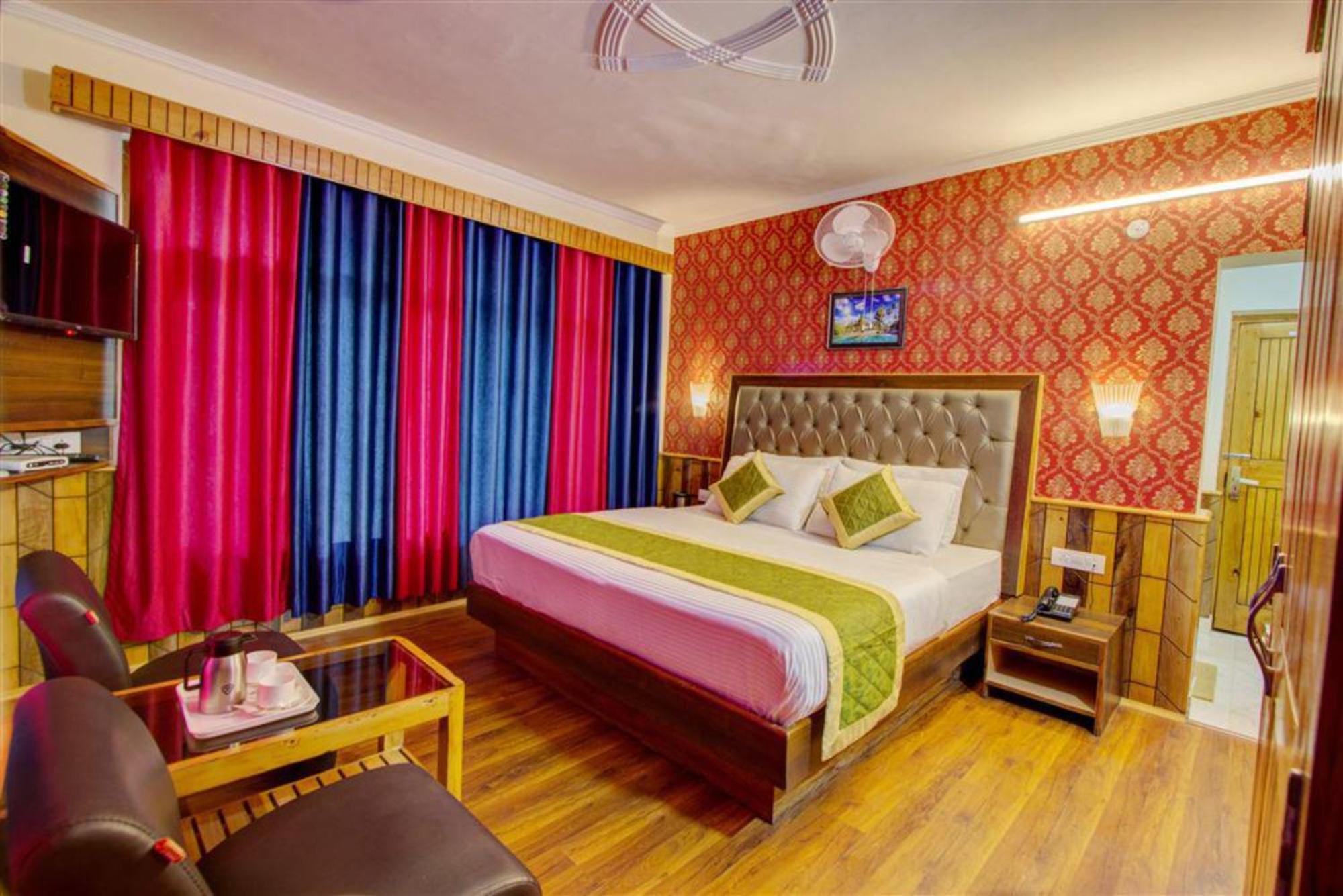 Goroomgo New Ambika Mall Road Near Durga Temple -mahadev Temple-hidimba Temple - Prime-location-and-spacious-room With Luxury And Parking Facilities 4*