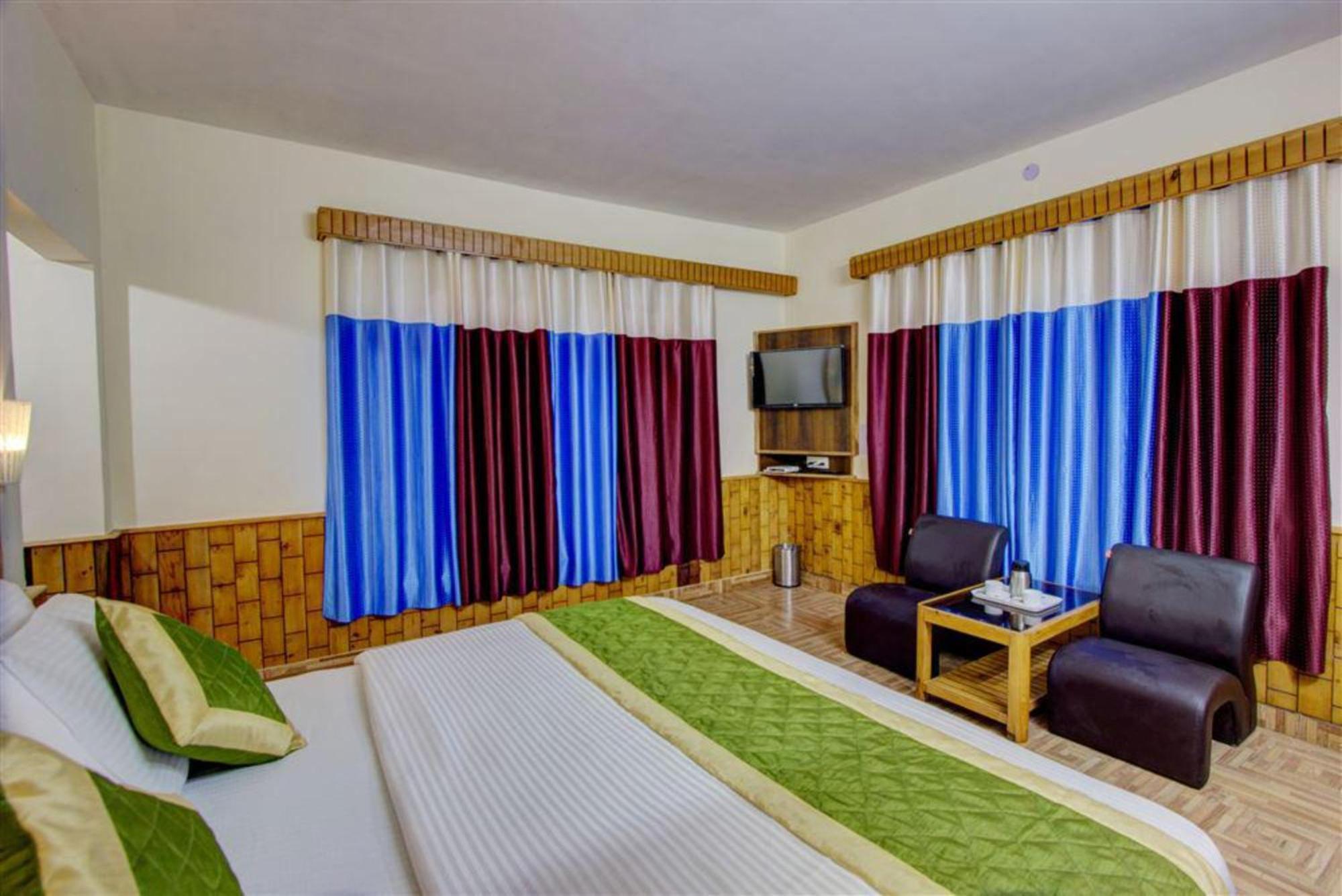 Goroomgo New Ambika Mall Road Near Durga Temple -mahadev Temple-hidimba Temple - Prime-location-and-spacious-room With Luxury And Parking Facilities