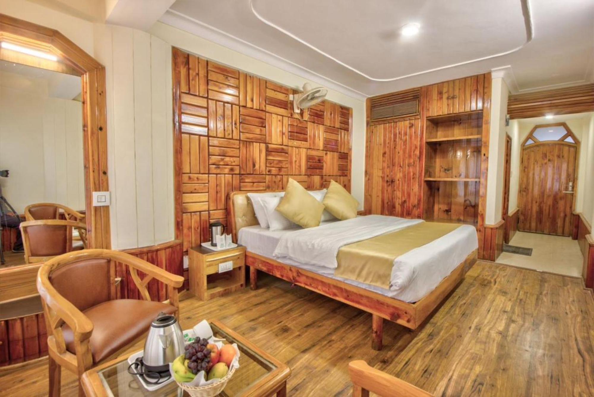 Bed & Breakfast Goroomgo New Ambika Mall Road Near Durga Temple -mahadev Temple-hidimba Temple - Prime-location-and-spacious-room With Luxury And Parking Facilities 4*