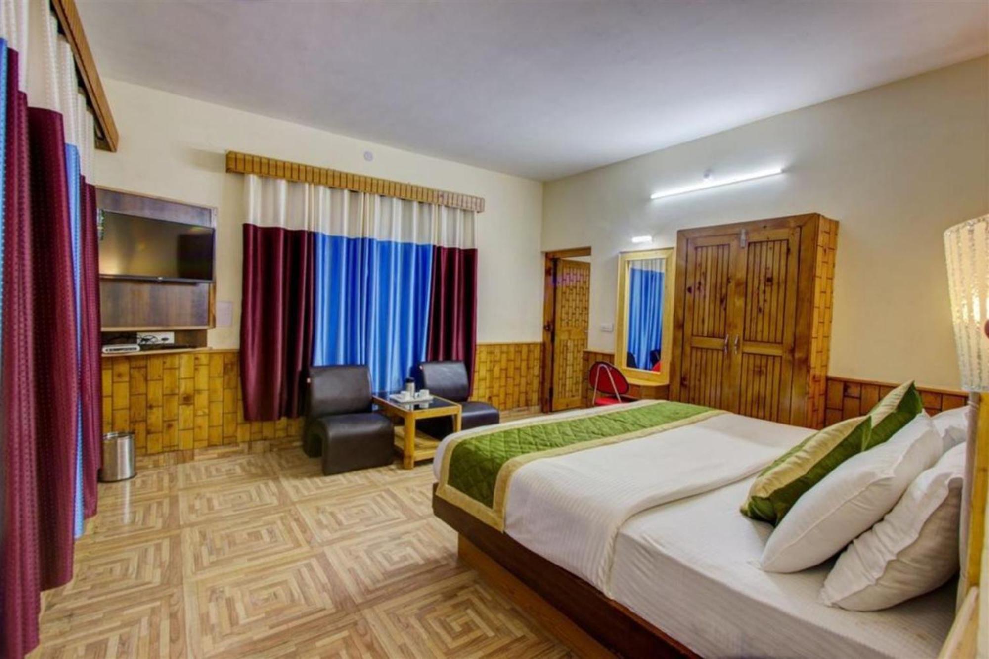 Goroomgo New Ambika Mall Road Near Durga Temple -mahadev Temple-hidimba Temple - Prime-location-and-spacious-room With Luxury And Parking Facilities