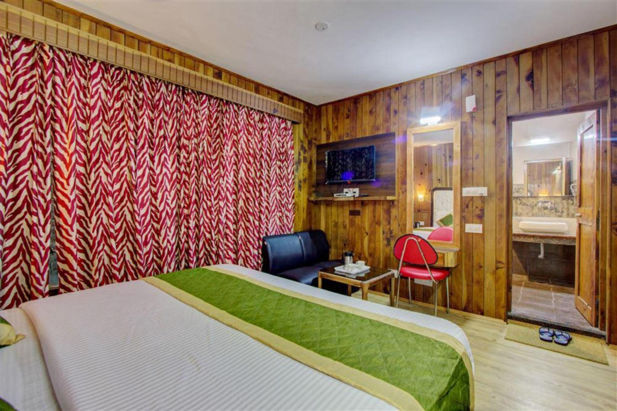 Goroomgo New Ambika Mall Road Near Durga Temple -mahadev Temple-hidimba Temple - Prime-location-and-spacious-room With Luxury And Parking Facilities
