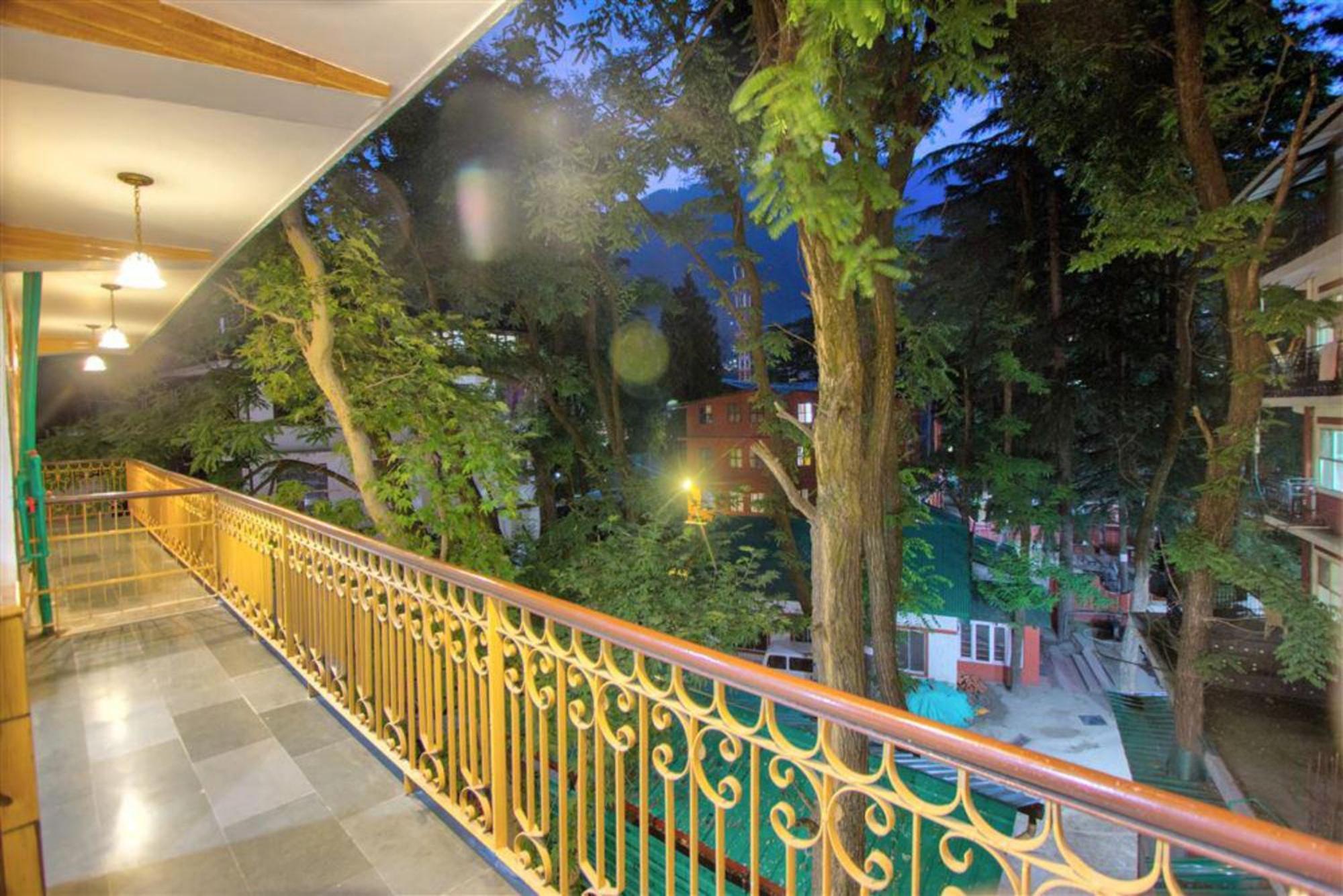 Goroomgo New Ambika Mall Road Near Durga Temple -mahadev Temple-hidimba Temple - Prime-location-and-spacious-room With Luxury And Parking Facilities