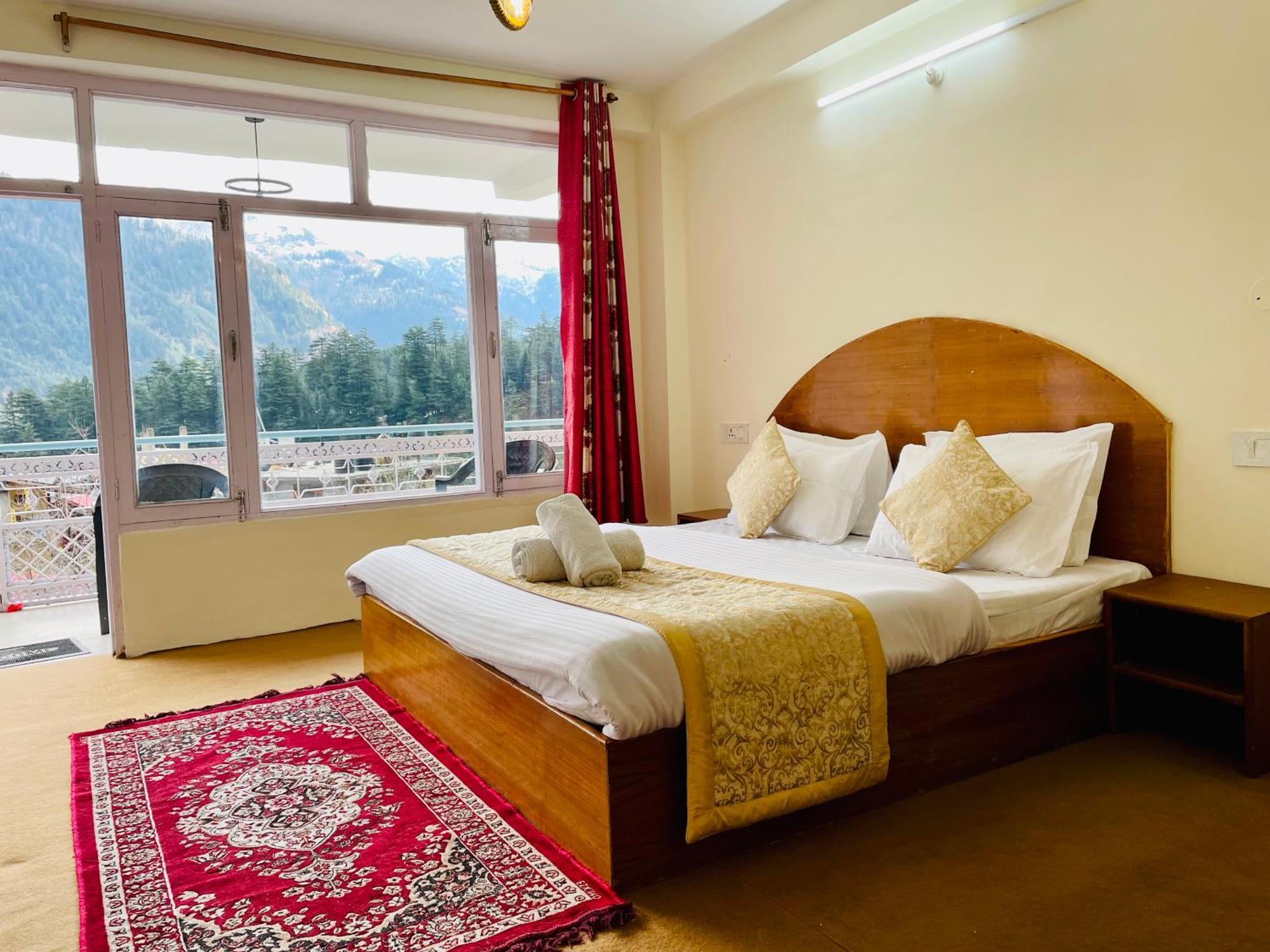 Lilly & Cafe Hostel Manali (Himachal Pradesh)