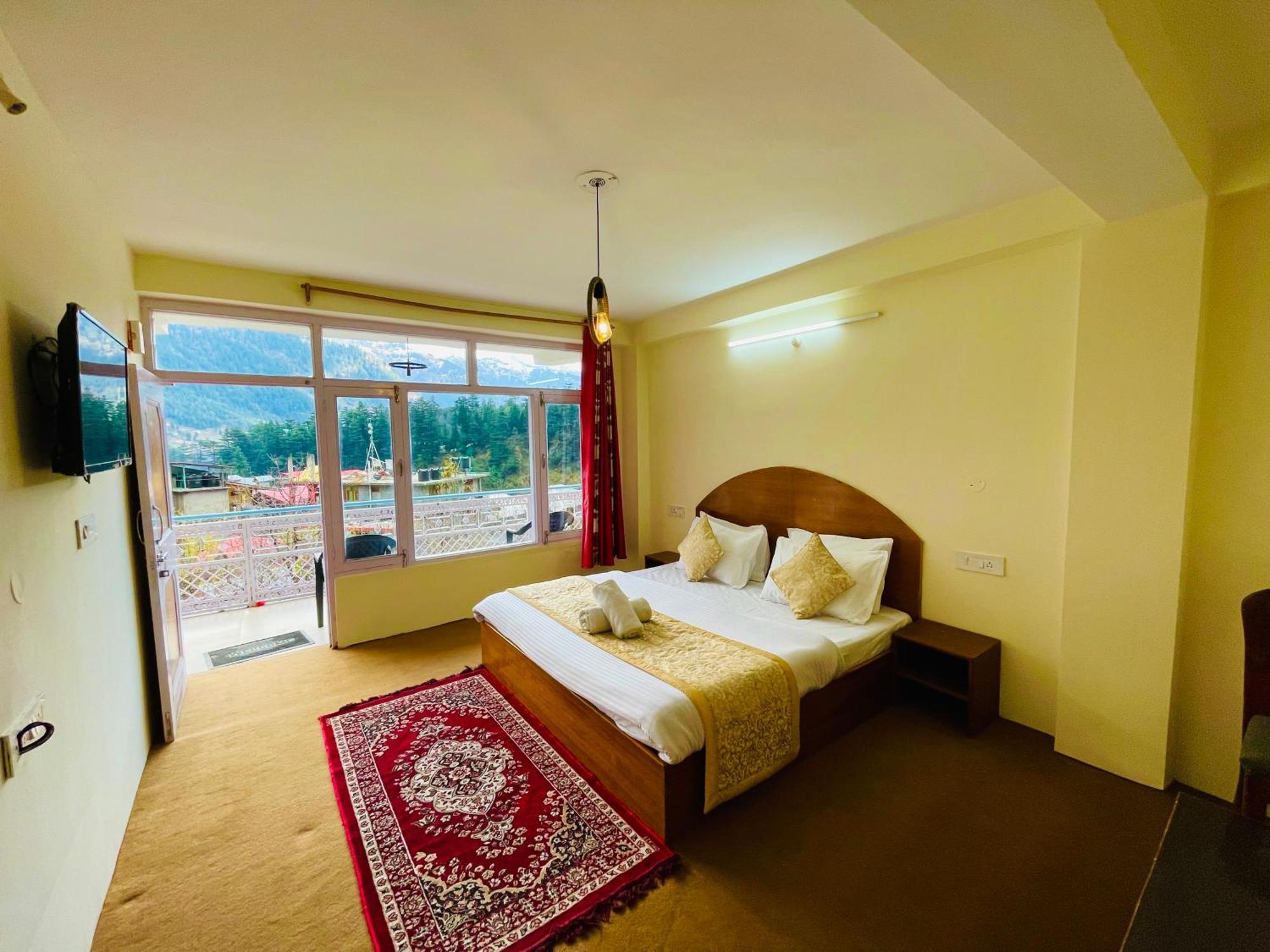 Hostel Lilly & Cafe Manali (Himachal Pradesh)
