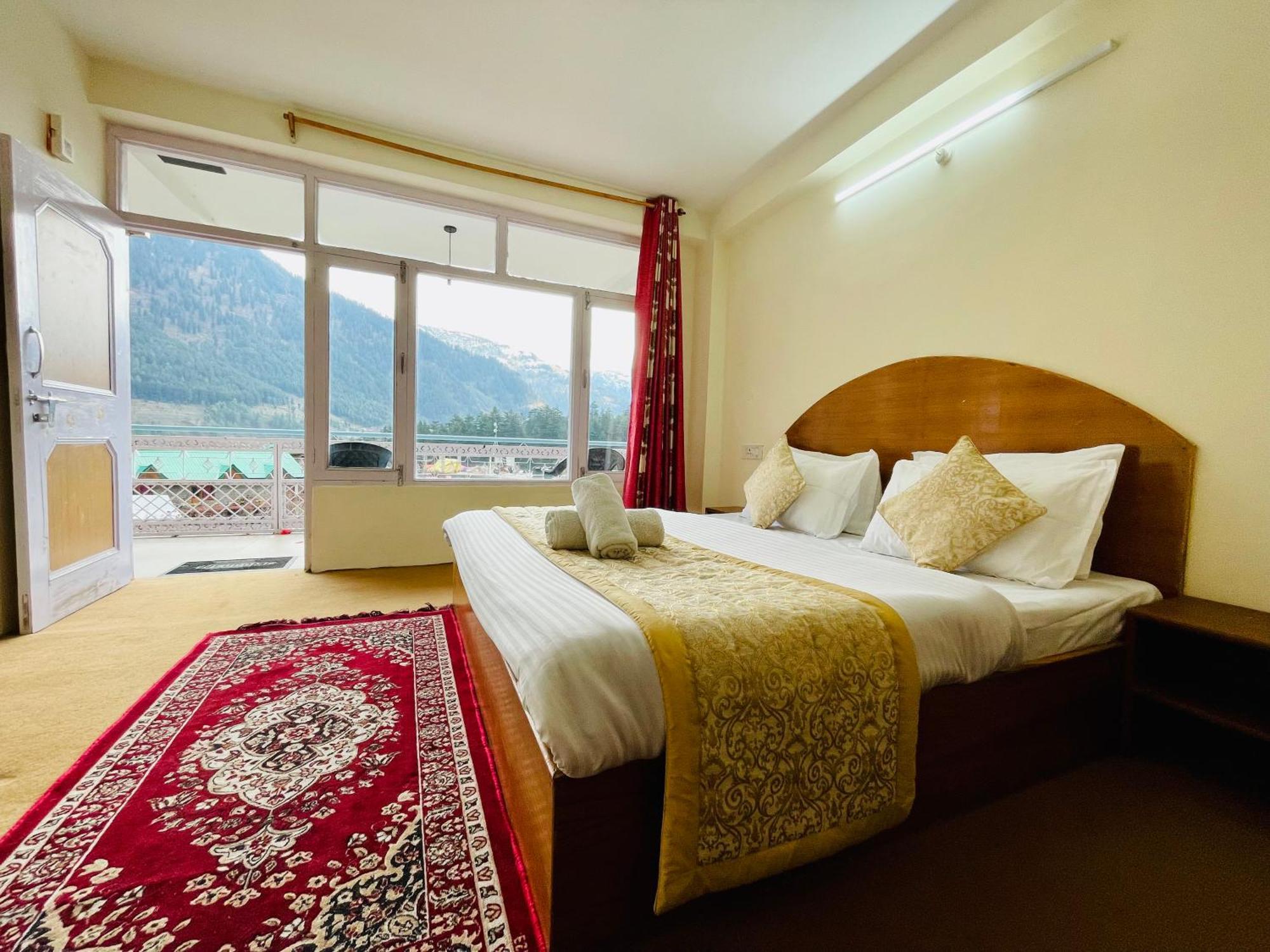 Lilly & Cafe Hostel Manali (Himachal Pradesh)