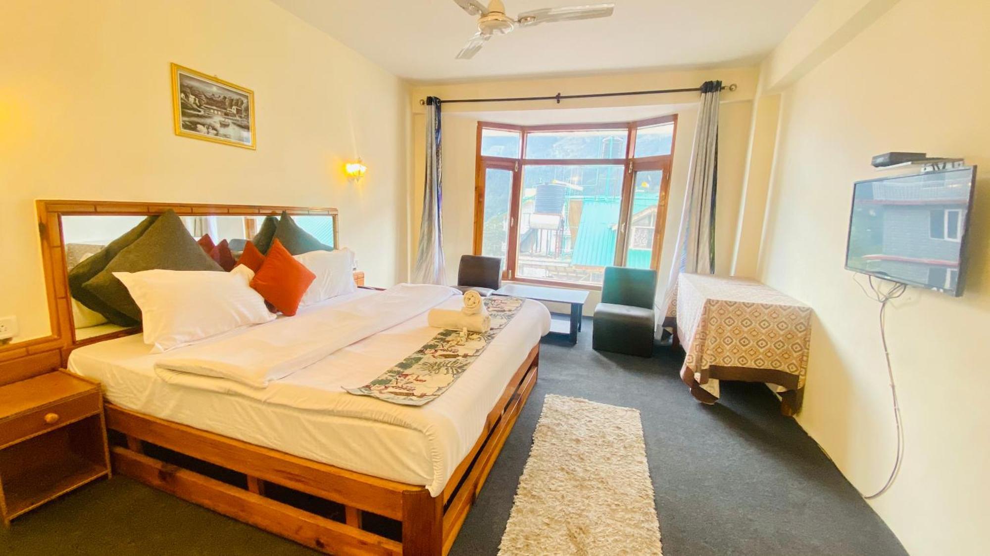 Great Hamta Hills - A Family On Main Highway 4*