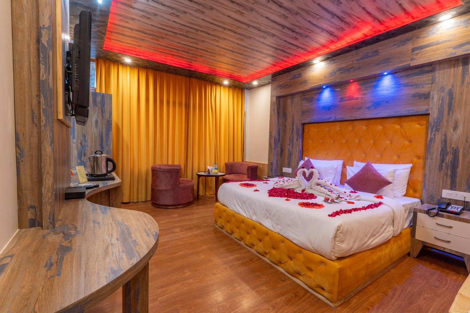 Hill River - Heated & Air Cooled, Near Mall Road - Parking, Lawn, Playing Zone & Much - Couple Friendly Resort Manali (Himachal Pradesh)
