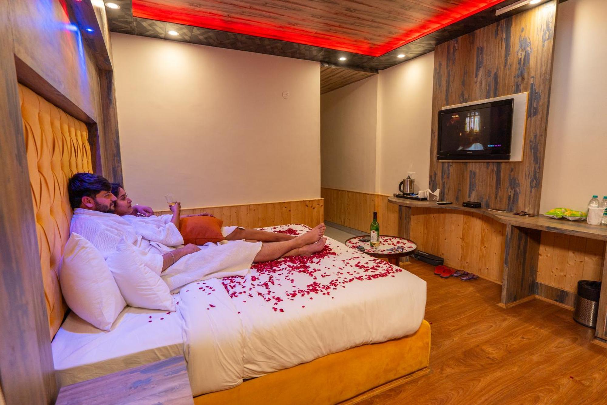 Resort Hill River - Heated & Air Cooled, Near Mall Road - Parking, Lawn, Playing Zone & Much - Couple Friendly Manali (Himachal Pradesh)