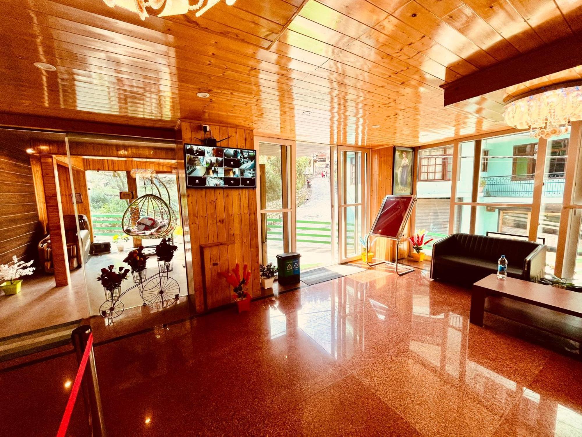 Vista Resort, - ! Near Mall Road !! Hot & Cold Ac !! Selling !! Big Parking !! Luxury Collection !! Open Terrace !! Lift !! Playing Zone !! Of The Year ! 4*