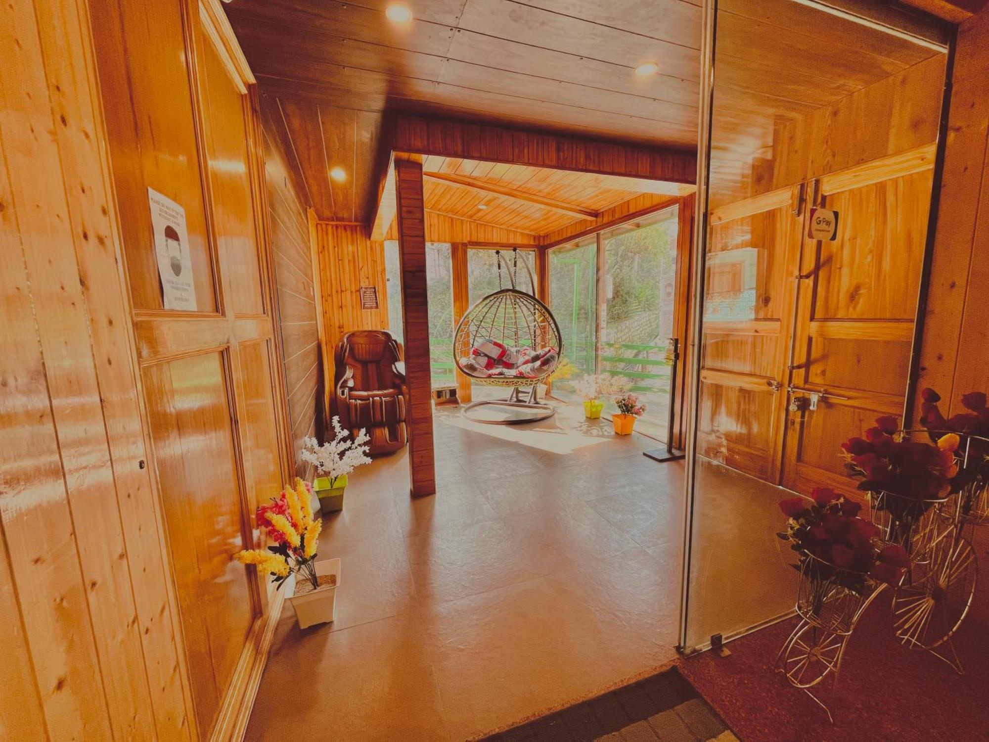 Vista Resort, - ! Near Mall Road !! Hot & Cold Ac !! Selling !! Big Parking !! Luxury Collection !! Open Terrace !! Lift !! Playing Zone !! Of The Year ! Manali (Himachal Pradesh)