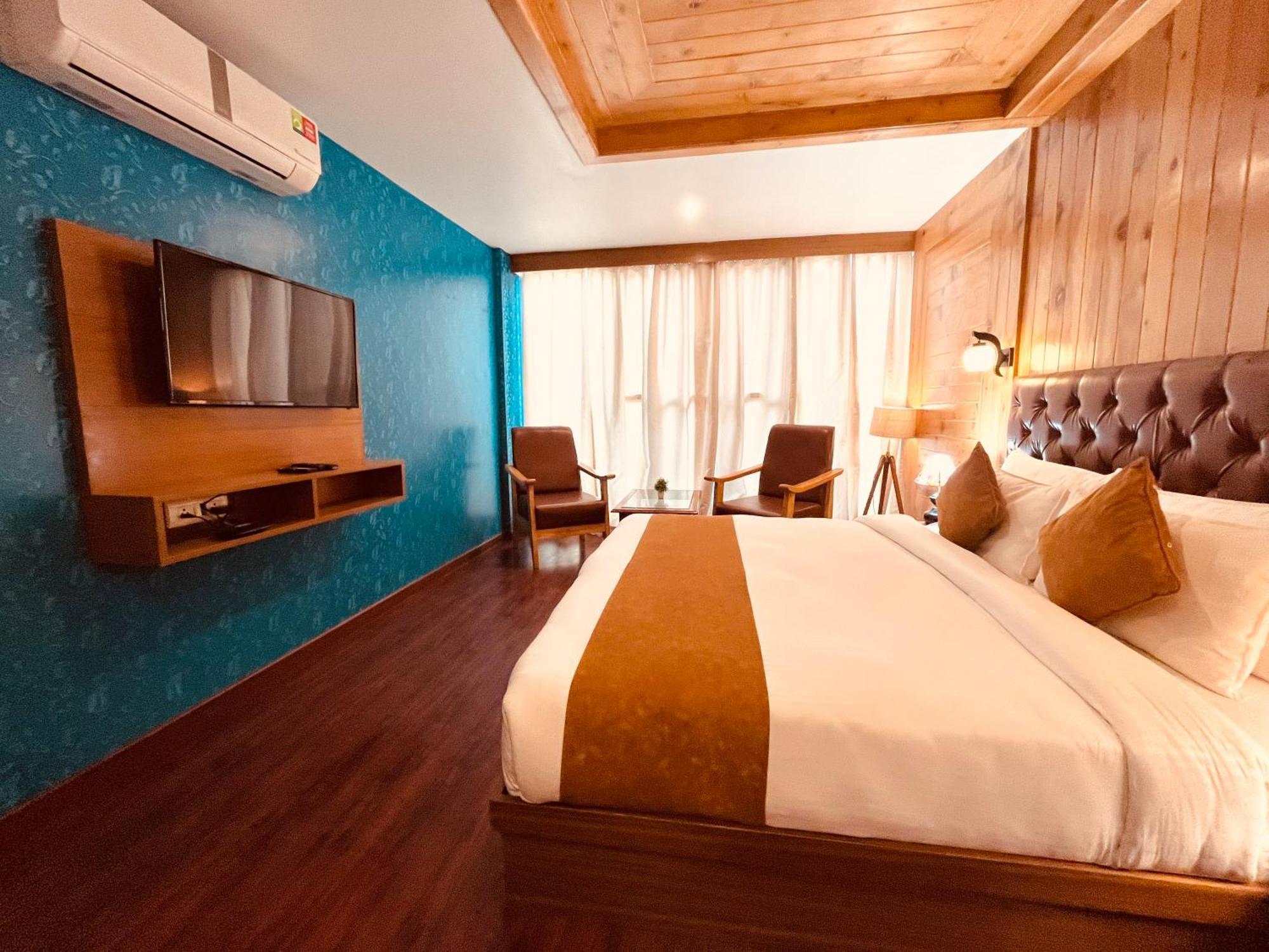 Hotel Vista Resort, - ! Near Mall Road !! Hot & Cold Ac !! Selling !! Big Parking !! Luxury Collection !! Open Terrace !! Lift !! Playing Zone !! Of The Year ! 4*