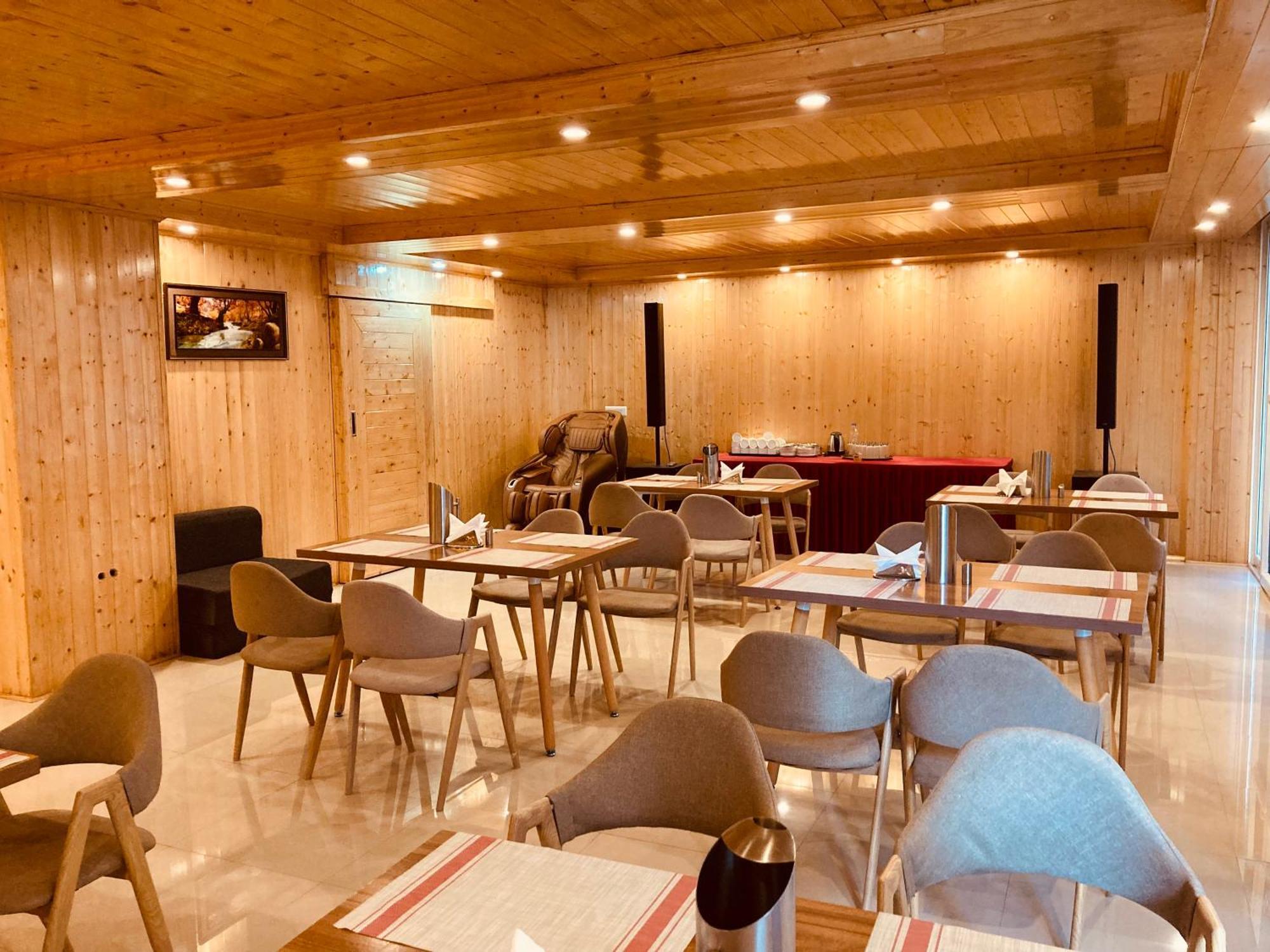 Vista Resort, - ! Near Mall Road !! Hot & Cold Ac !! Selling !! Big Parking !! Luxury Collection !! Open Terrace !! Lift !! Playing Zone !! Of The Year ! Hotel