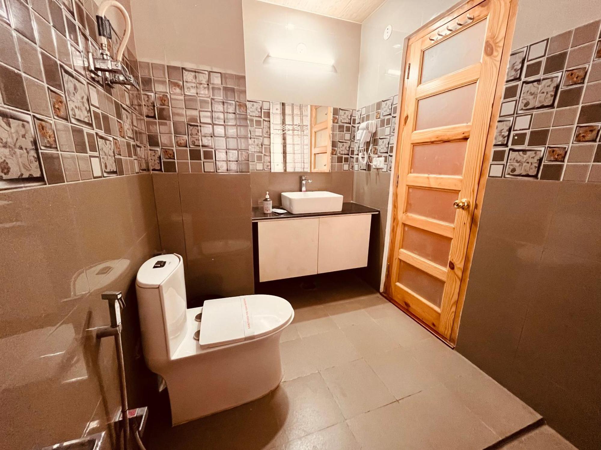 Vista Resort, - ! Near Mall Road !! Hot & Cold Ac !! Selling !! Big Parking !! Luxury Collection !! Open Terrace !! Lift !! Playing Zone !! Of The Year ! Hotel Manali (Himachal Pradesh)