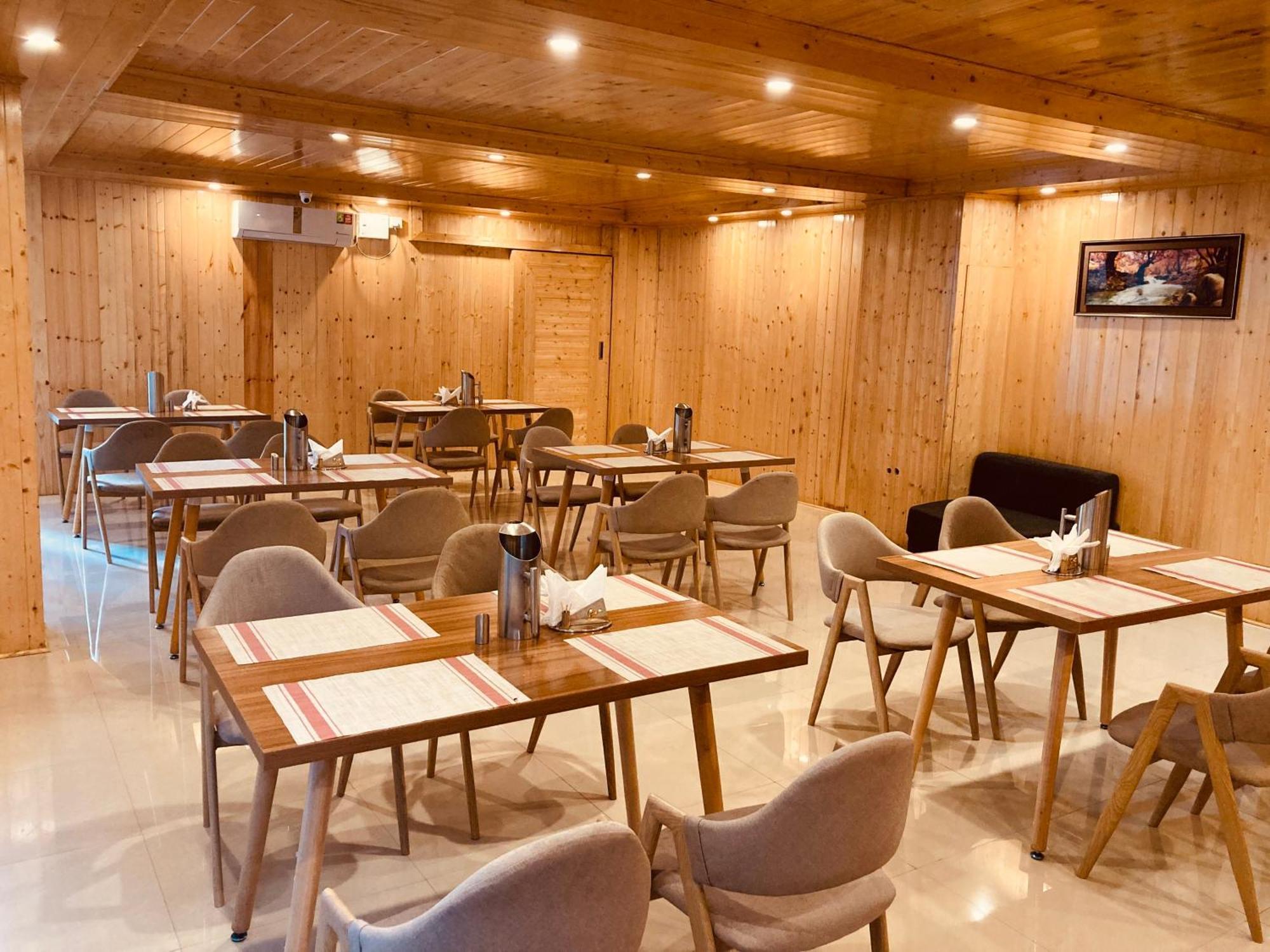 Hotel Vista Resort, - ! Near Mall Road !! Hot & Cold Ac !! Selling !! Big Parking !! Luxury Collection !! Open Terrace !! Lift !! Playing Zone !! Of The Year !