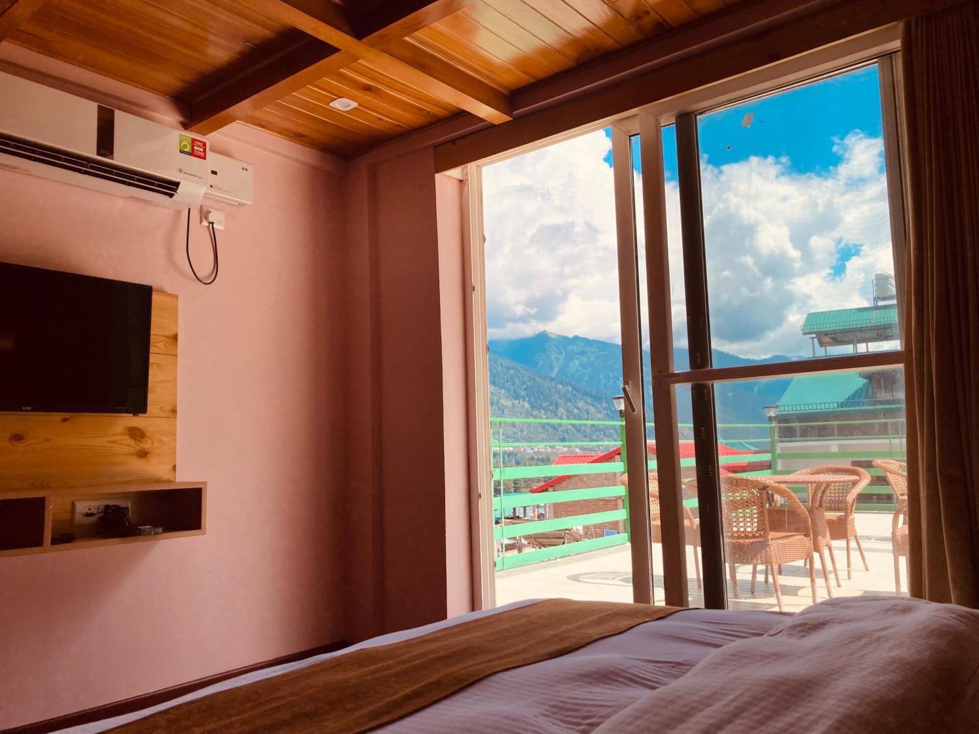 Vista Resort, - ! Near Mall Road !! Hot & Cold Ac !! Selling !! Big Parking !! Luxury Collection !! Open Terrace !! Lift !! Playing Zone !! Of The Year ! Manali (Himachal Pradesh)