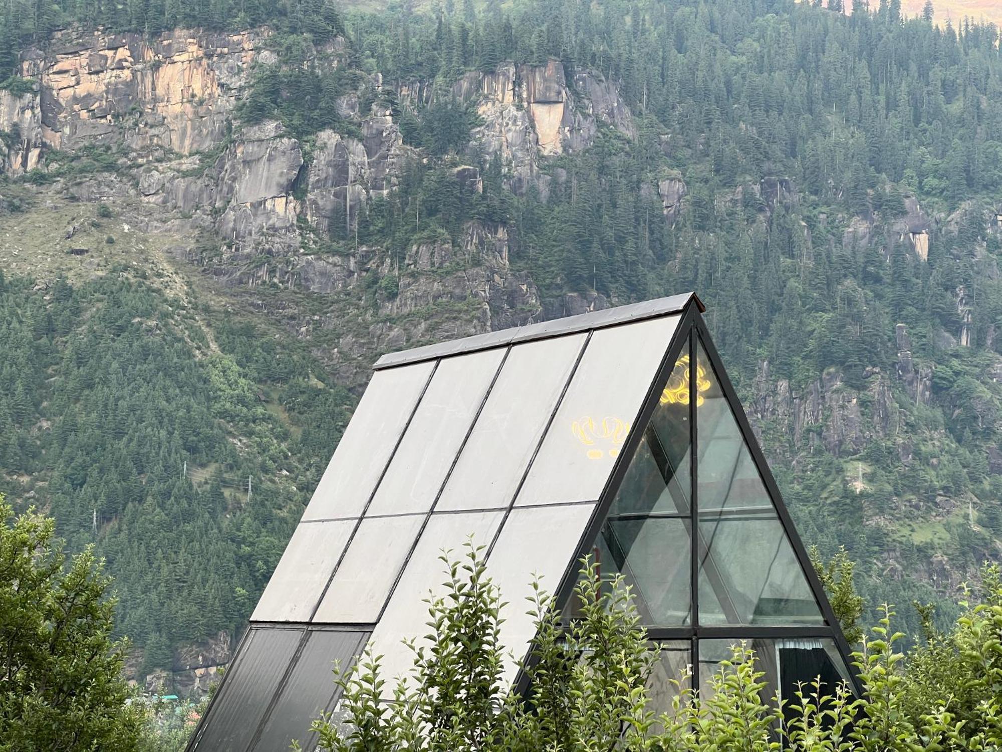 Resort Aayna Manali (Himachal Pradesh)