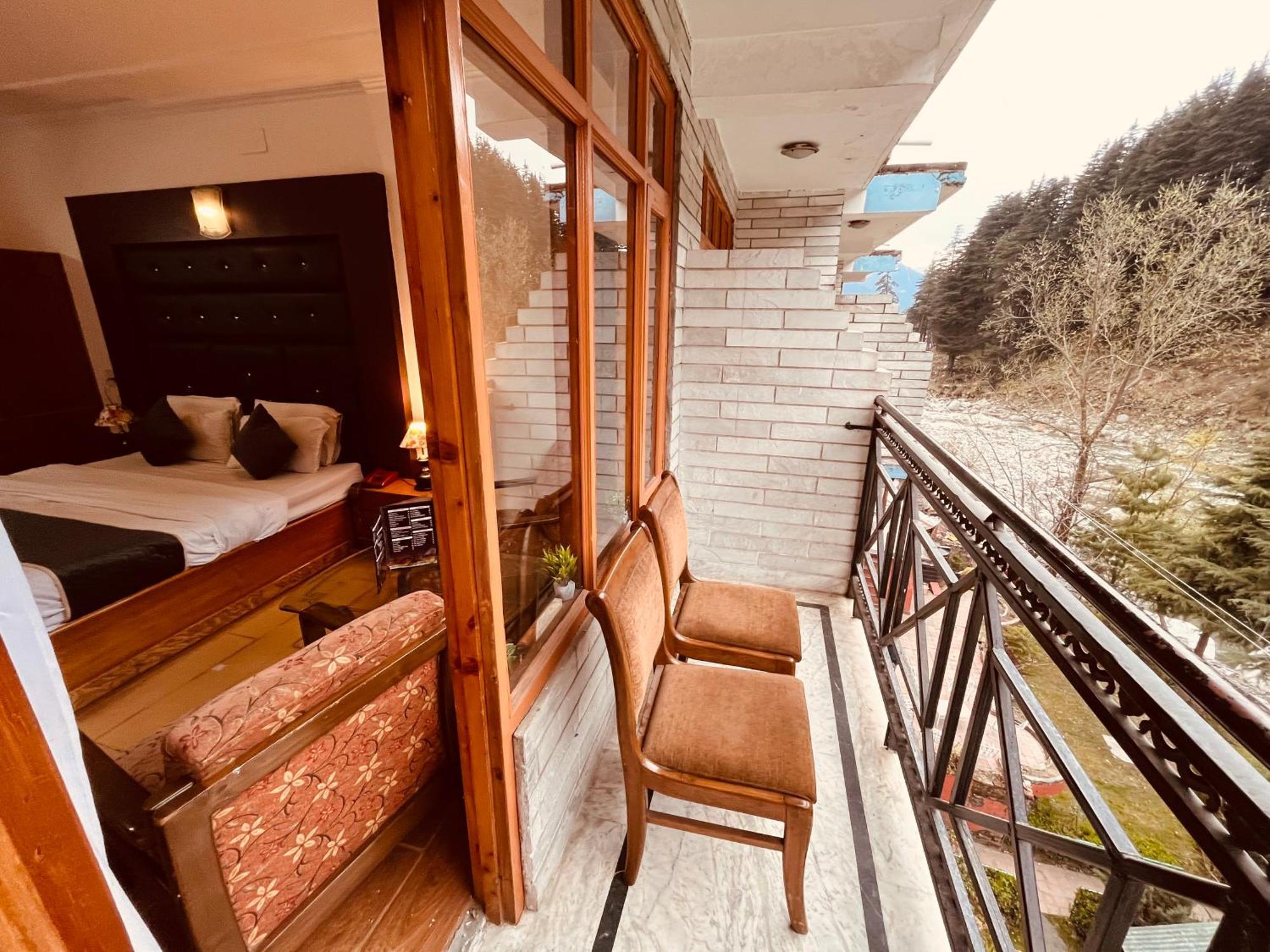 River Bank & Cafe, - #riverside #near Mall Road #parking #luxury #prime Location #guest Preferred M 62305-50300 Hotel 4*