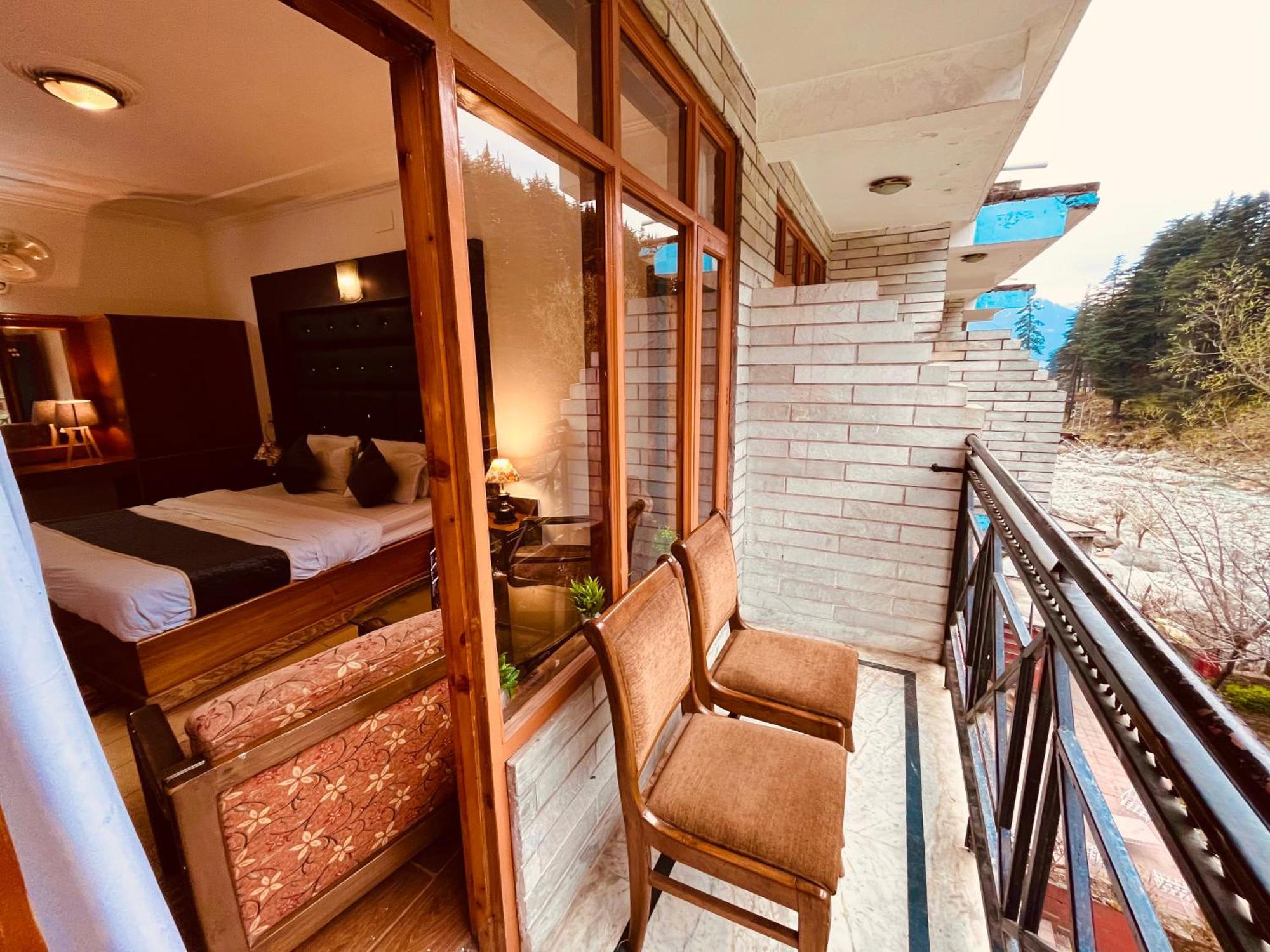 River Bank & Cafe, - #riverside #near Mall Road #parking #luxury #prime Location #guest Preferred M 62305-50300 Hotel 4*