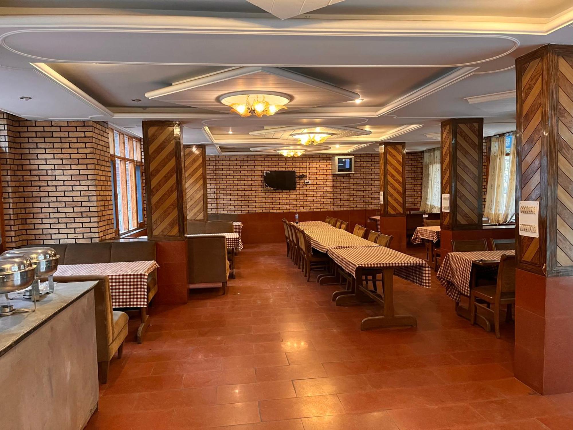 River Bank & Cafe, - #riverside #near Mall Road #parking #luxury #prime Location #guest Preferred M 62305-50300 Hotel 4*