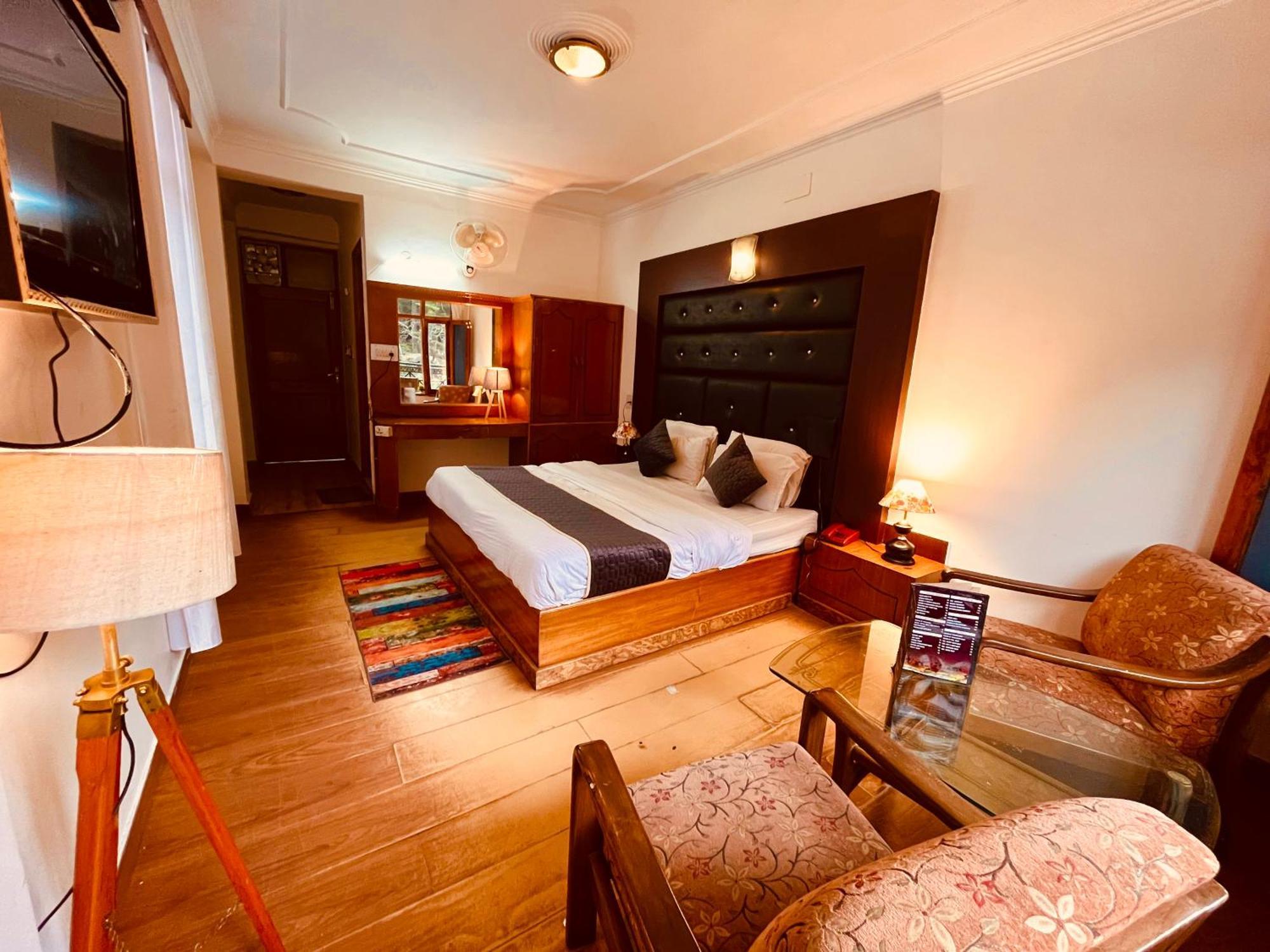 River Bank & Cafe, - #riverside #near Mall Road #parking #luxury #prime Location #guest Preferred M 62305-50300 Hotel 4*