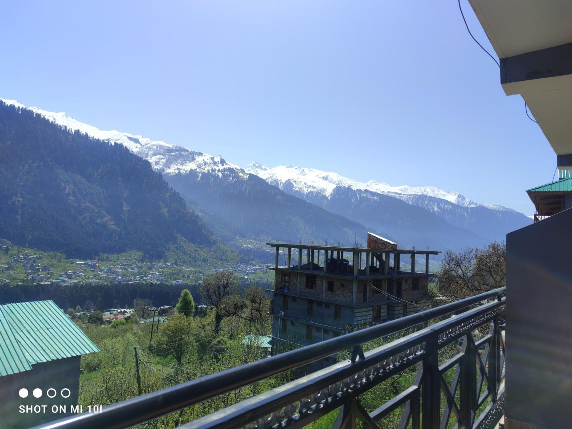 Hotel Krishana A Pure Veg !!!300 M From Hadimba Temple!!!balcony Rooms!!!veg Restaurant!!!couple Friendly!!!family Cottage!!! Manali (Himachal Pradesh)